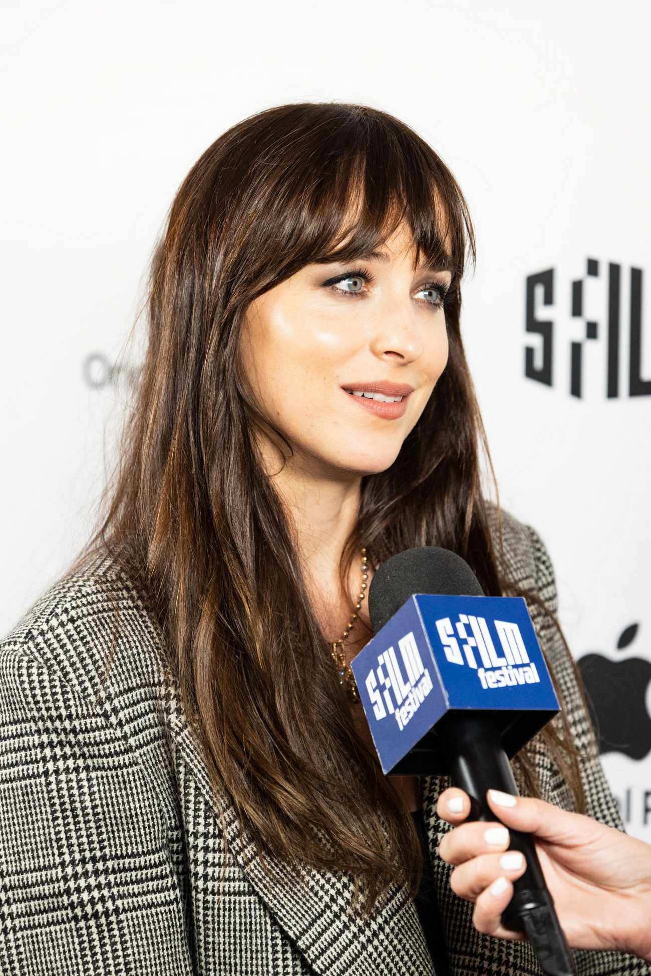 Dakota_Johnson_-_2022_San_Francisco_Film_Festival_-__Cha_Cha_Real_Smooth__Premiere_0430202243.jpg