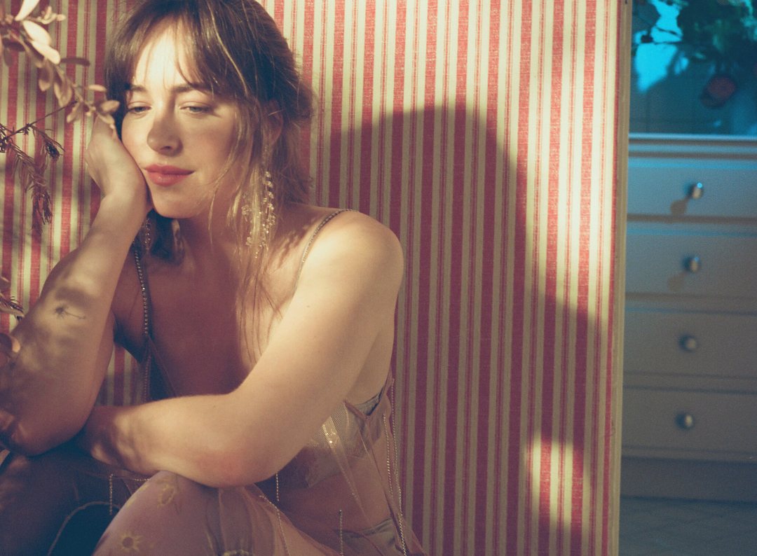 Dakota_Johnson_-_Allure_Photoshoot_2018-09.jpg