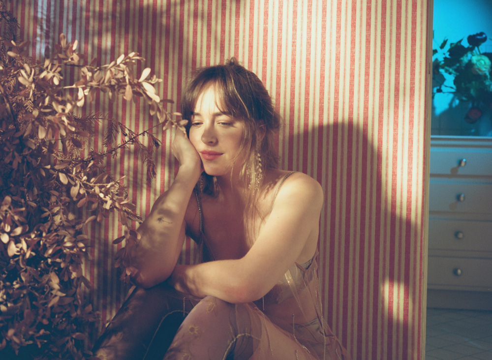 Dakota_Johnson_-_Allure_Photoshoot_2018-10.jpg