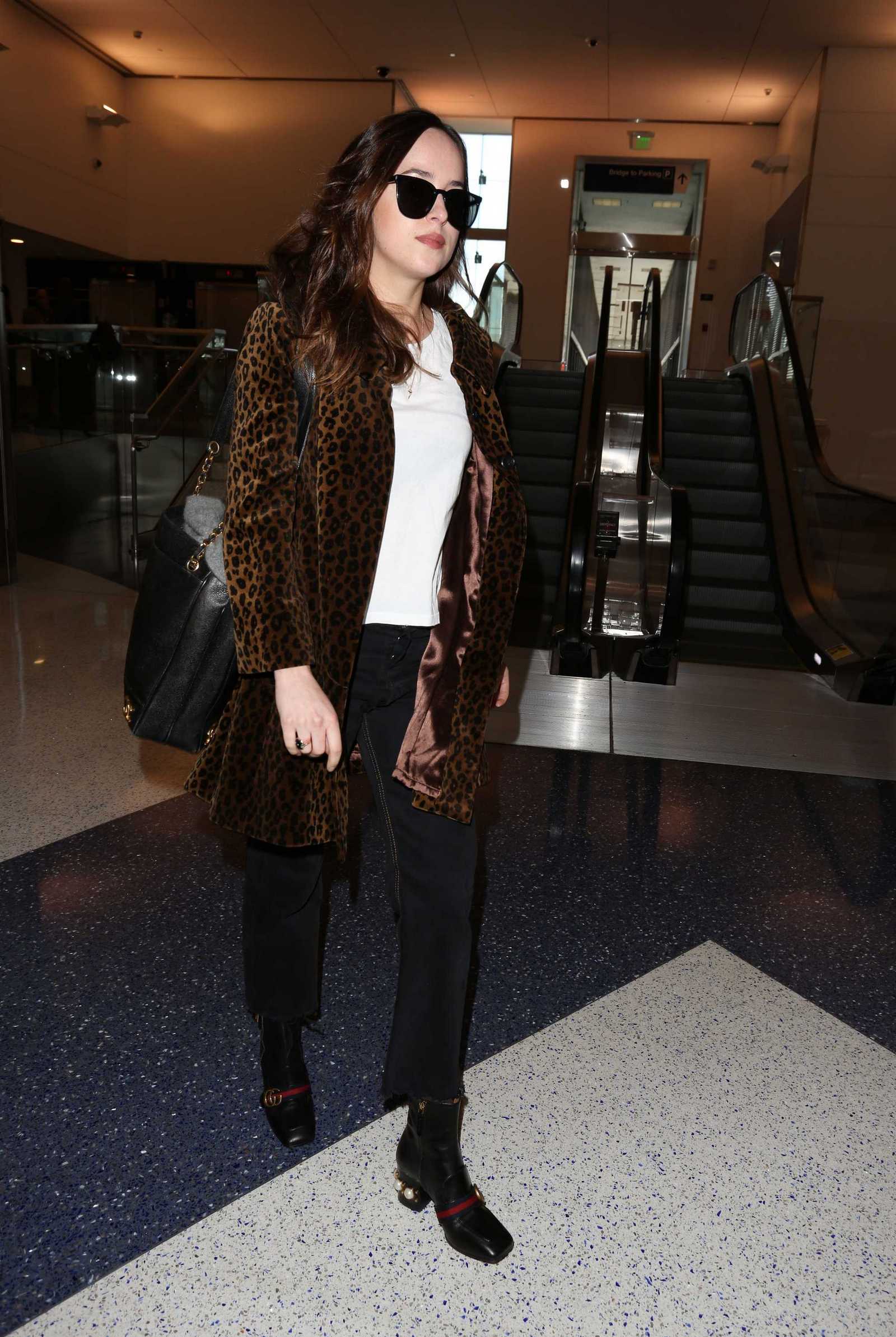 Dakota_Johnson_-_Arriving_at_LAX_on_April_27-18.jpg