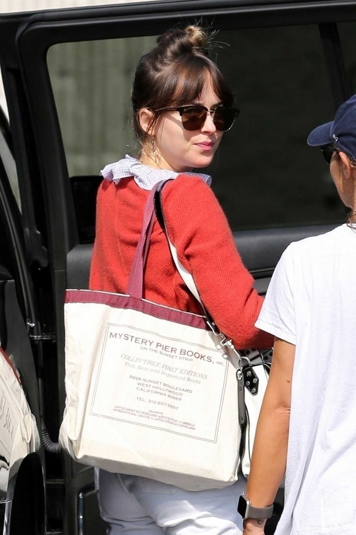 Dakota_Johnson_-_Arriving_in_Hollywood_to_work_on_her_new_film_Covers2C_05302019-01.jpg