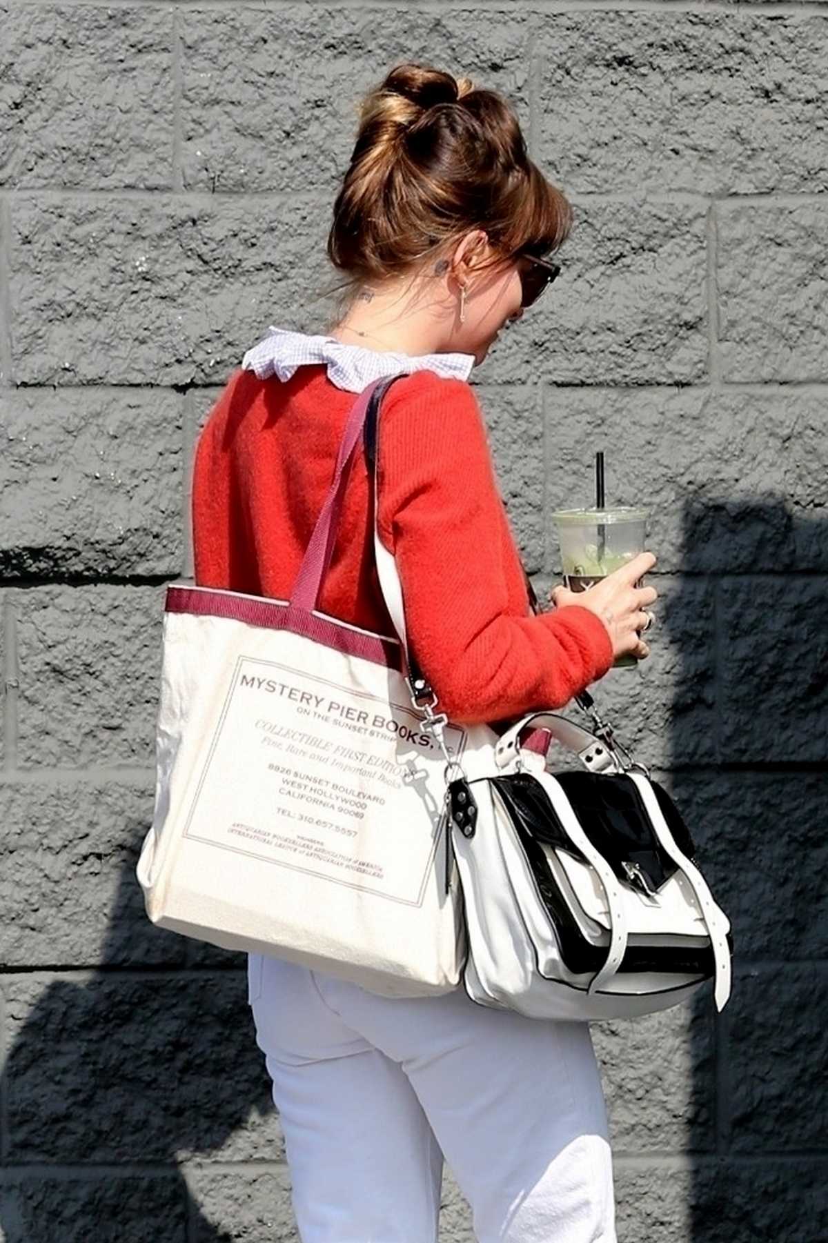 Dakota_Johnson_-_Arriving_in_Hollywood_to_work_on_her_new_film_Covers2C_05302019-02.jpg