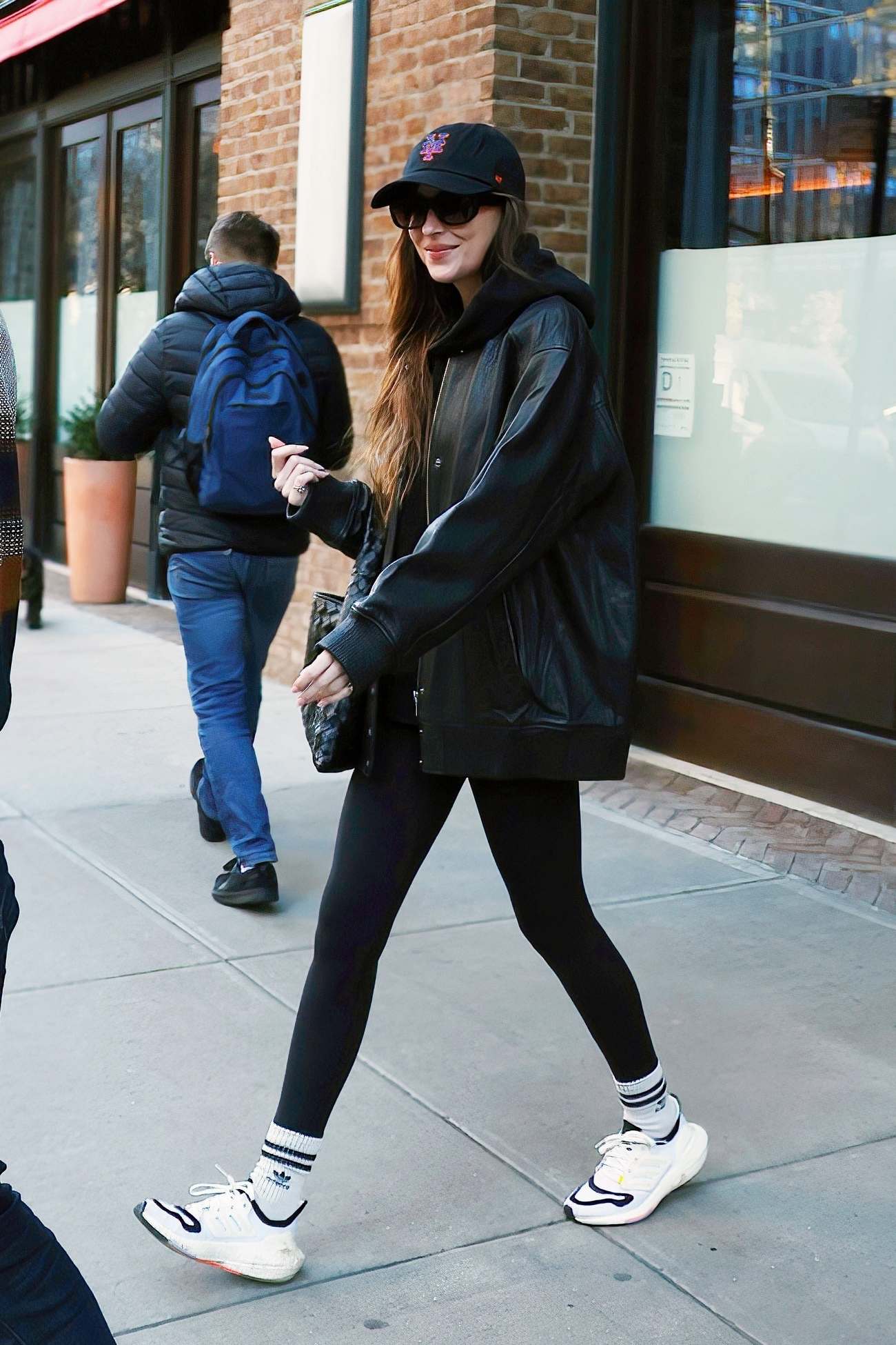 Dakota_Johnson_-_Arriving_to_a_spa_in_New_York_0205202402.jpg Dakota_Johnson_-_Arriving_to_a_spa_in_New_York_0205202402.jpg