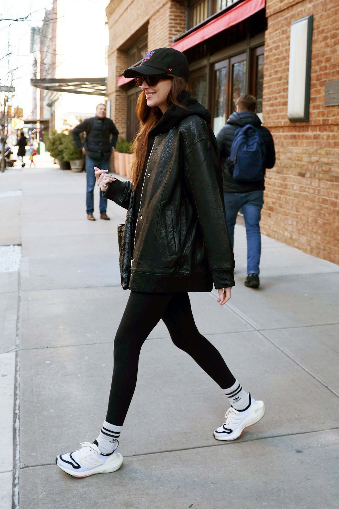 Dakota_Johnson_-_Arriving_to_a_spa_in_New_York_0205202403.jpg Dakota_Johnson_-_Arriving_to_a_spa_in_New_York_0205202403.jpg