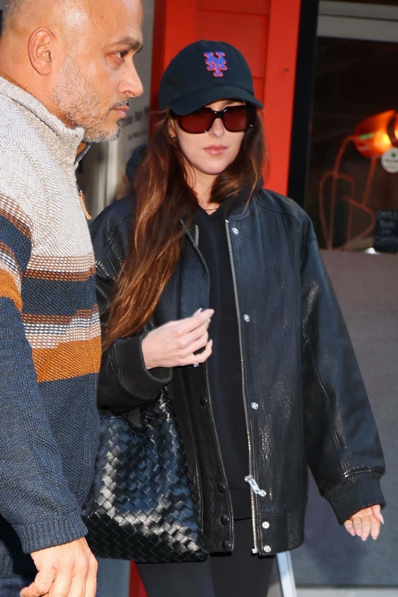 Dakota_Johnson_-_Arriving_to_a_spa_in_New_York_0205202406.jpg Dakota_Johnson_-_Arriving_to_a_spa_in_New_York_0205202406.jpg