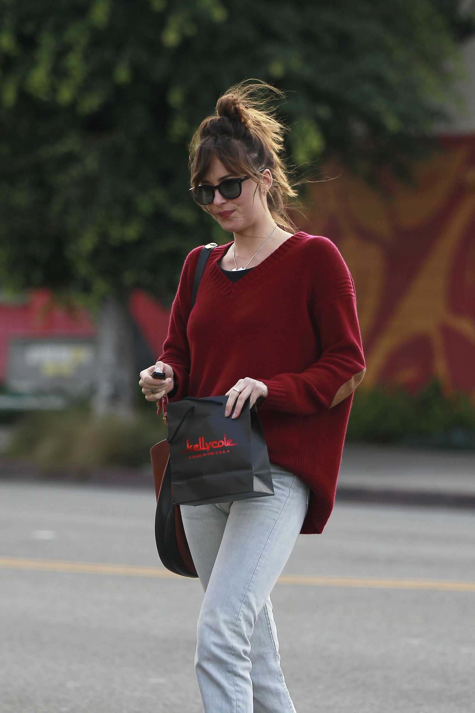 Dakota_Johnson_-_At_Kelly_Cole_in_Los_Angeles_-_November_272C_2018-01.jpg