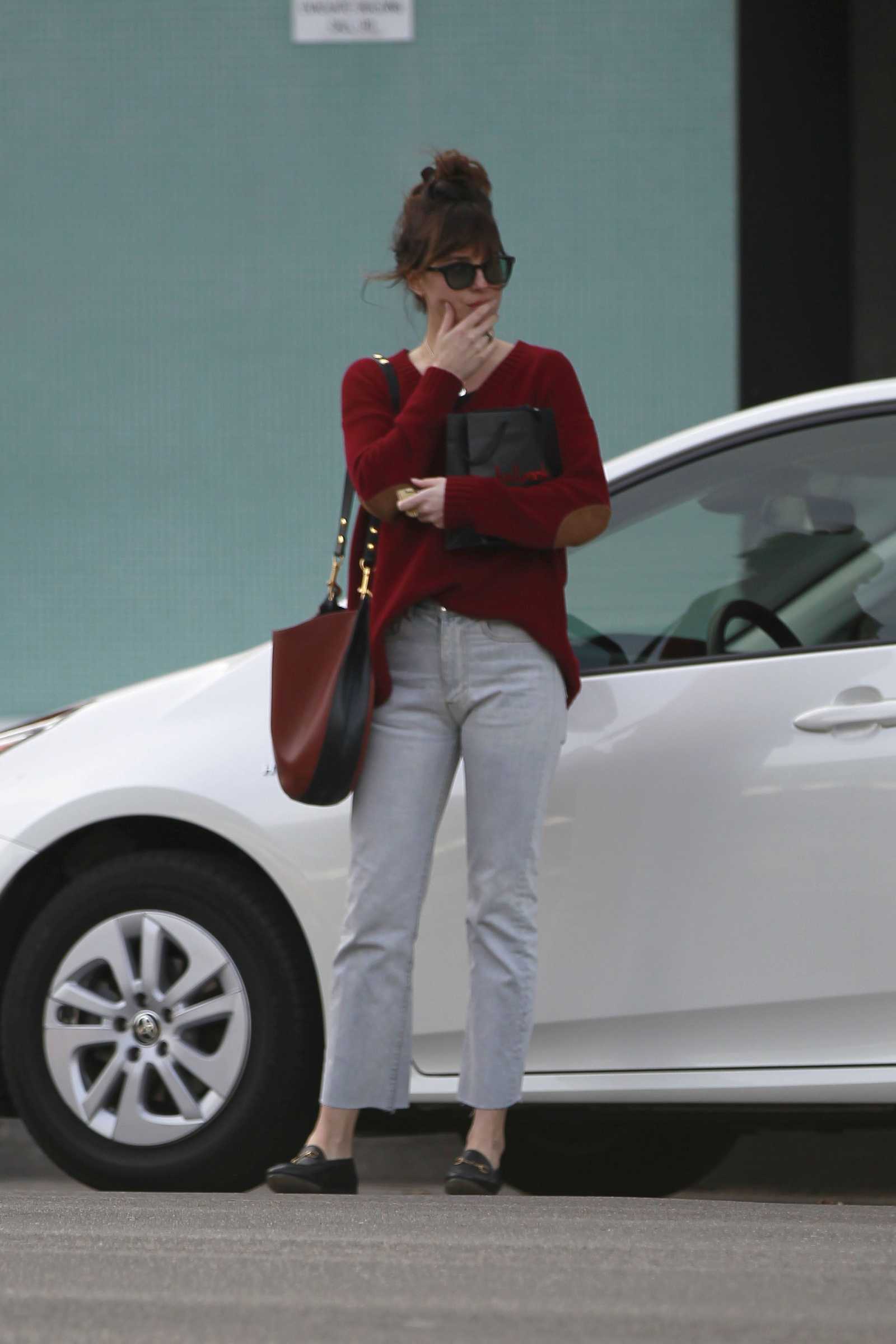 Dakota_Johnson_-_At_Kelly_Cole_in_Los_Angeles_-_November_272C_2018-03.jpg