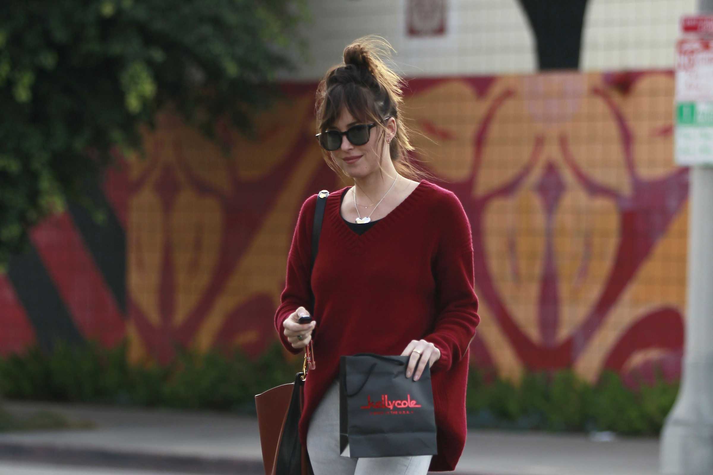 Dakota_Johnson_-_At_Kelly_Cole_in_Los_Angeles_-_November_272C_2018-04.jpg Dakota_Johnson_-_At_Kelly_Cole_in_Los_Angeles_-_November_272C_2018-04.jpg