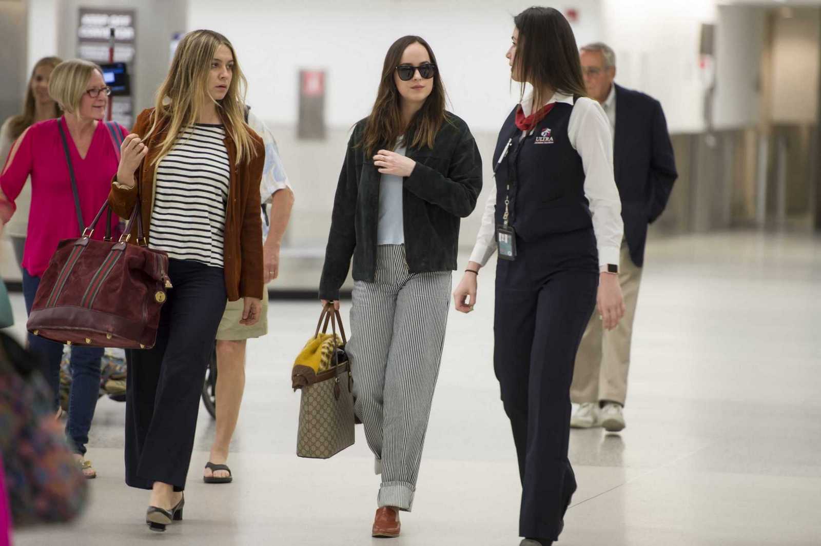 Dakota_Johnson_-_At_LAX_Airport_in_Los_Angeles_on_March_29-08.jpg