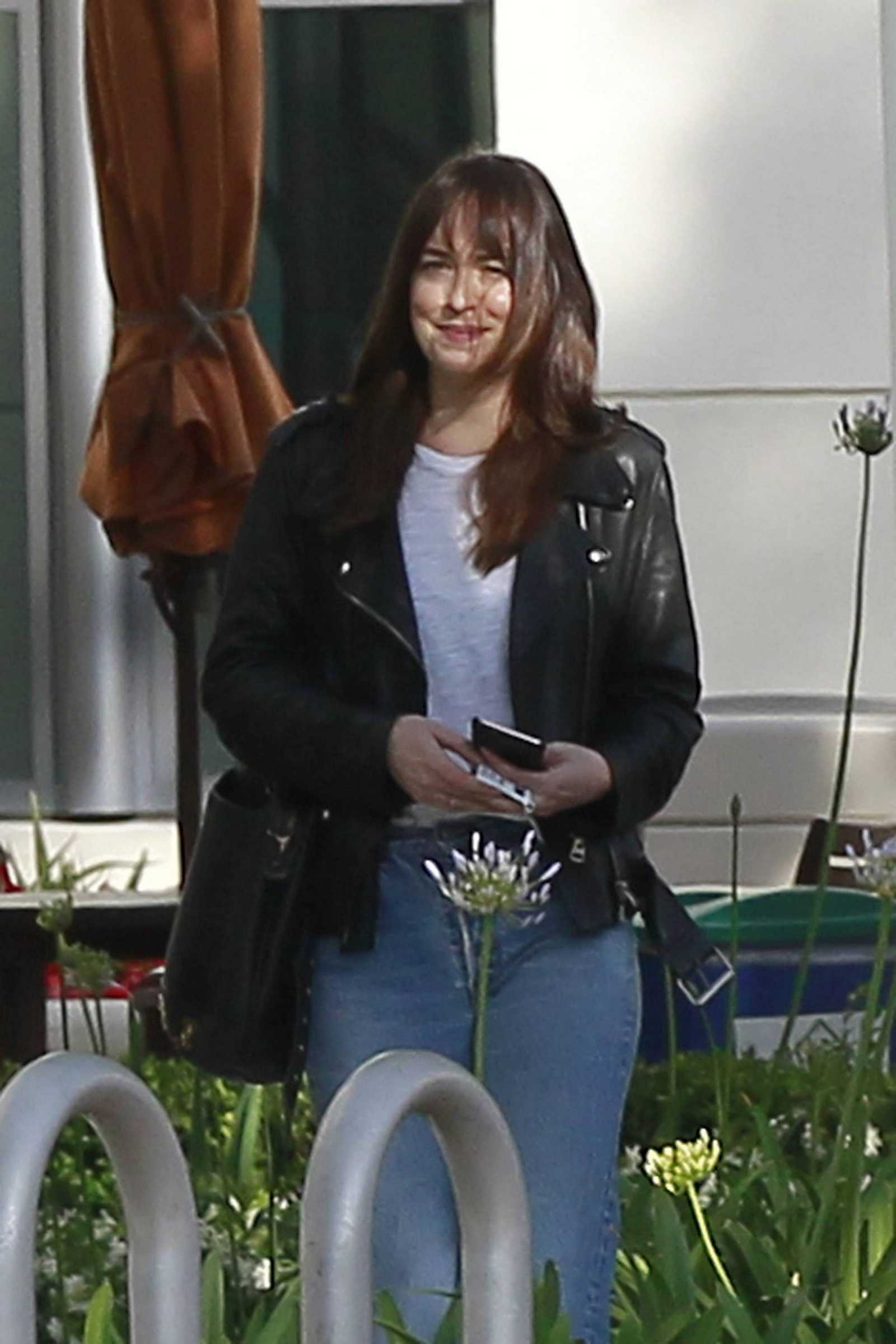 Dakota_Johnson_-_At_Sony_Pictures_Studios_in_Los_Angeles_on_May_17-01.jpg Dakota_Johnson_-_At_Sony_Pictures_Studios_in_Los_Angeles_on_May_17-01.jpg