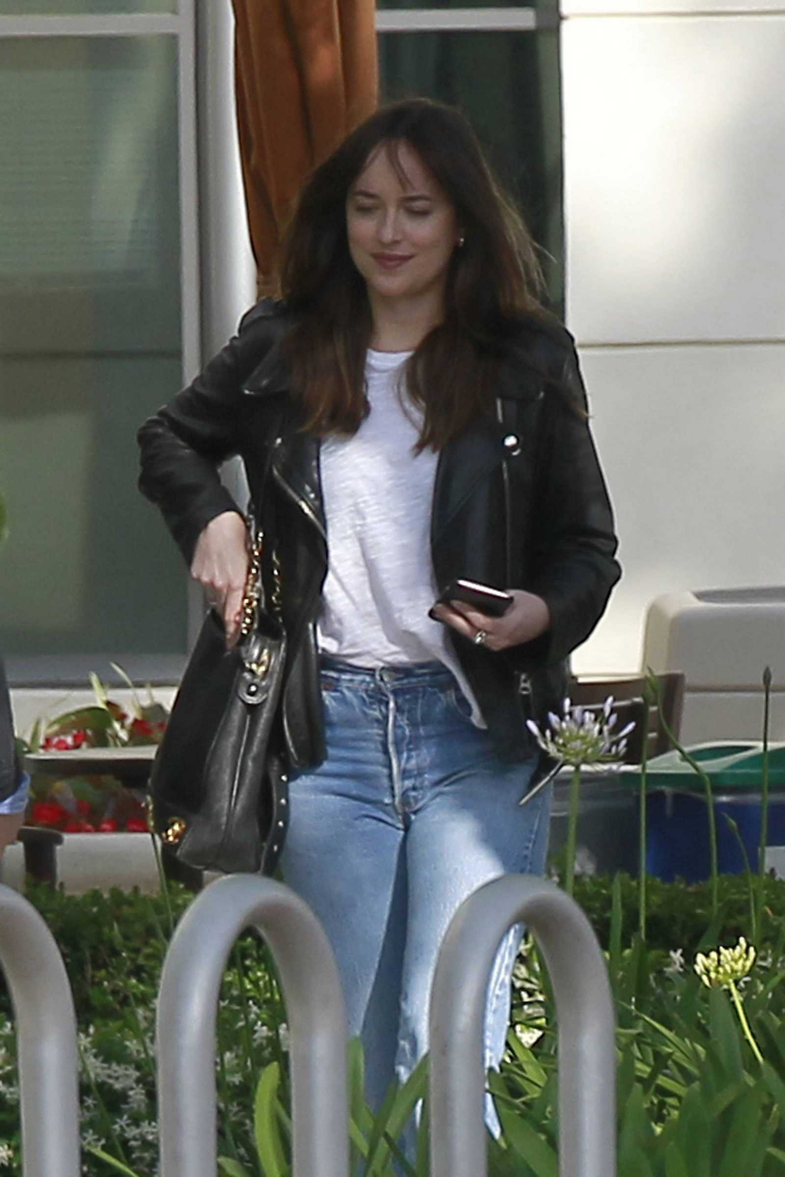 Dakota_Johnson_-_At_Sony_Pictures_Studios_in_Los_Angeles_on_May_17-02.jpg Dakota_Johnson_-_At_Sony_Pictures_Studios_in_Los_Angeles_on_May_17-02.jpg