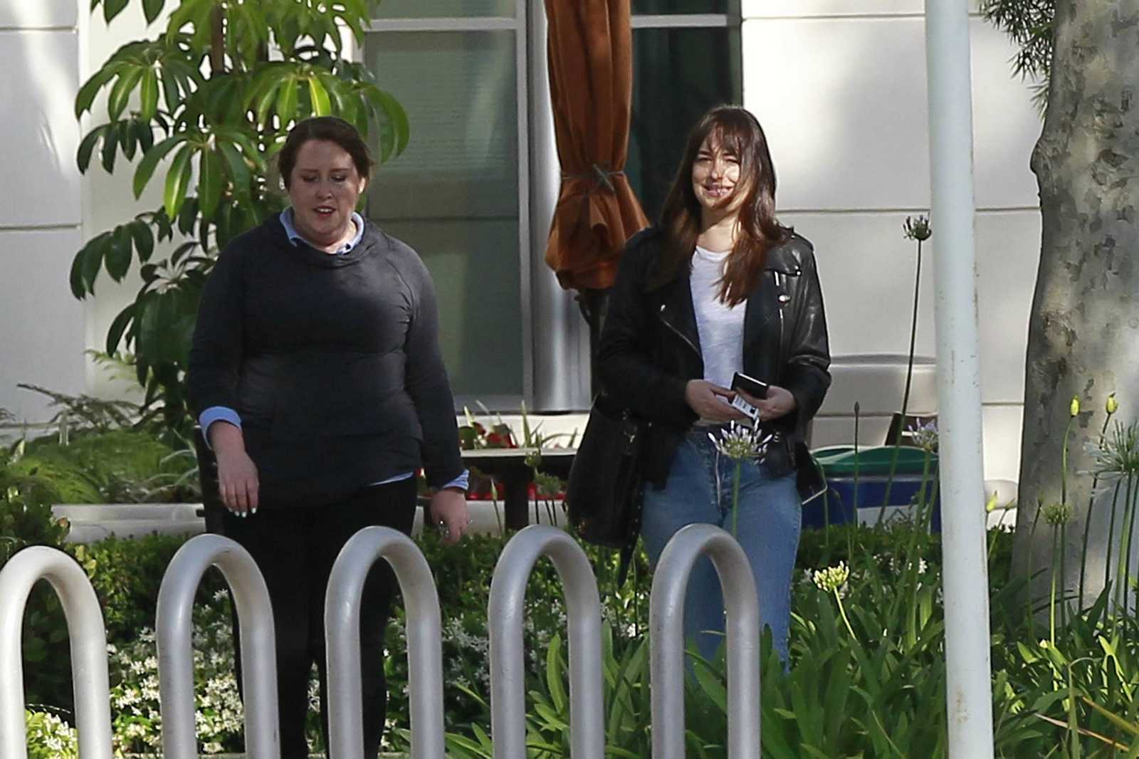 Dakota_Johnson_-_At_Sony_Pictures_Studios_in_Los_Angeles_on_May_17-05.jpg Dakota_Johnson_-_At_Sony_Pictures_Studios_in_Los_Angeles_on_May_17-05.jpg