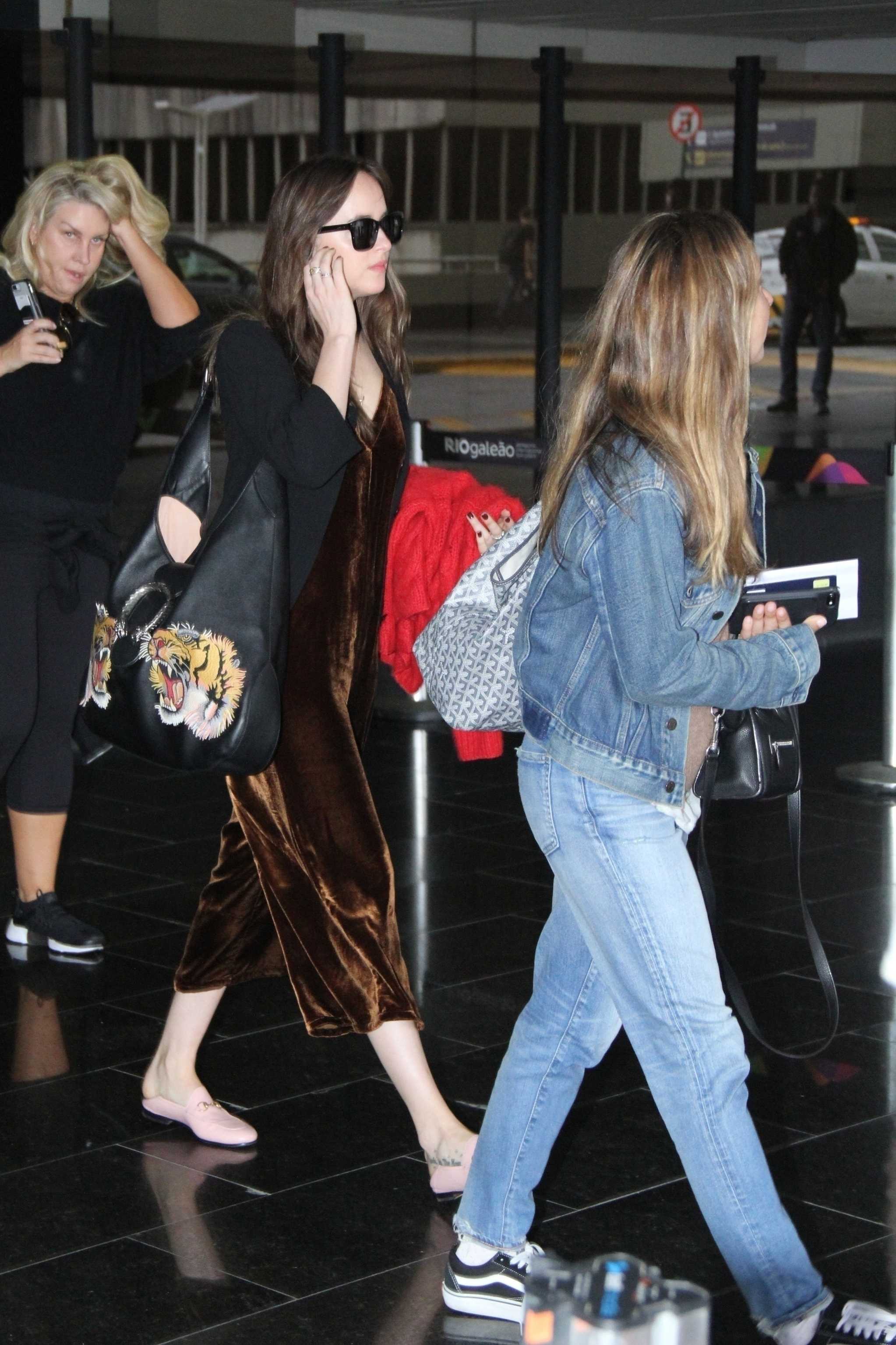 Dakota_Johnson_-_At_Tom_Jobim_International_Airport_in_Rio_de_Janeiro2C_Brazil_on_October_23-03.jpg Dakota_Johnson_-_At_Tom_Jobim_International_Airport_in_Rio_de_Janeiro2C_Brazil_on_October_23-03.jpg
