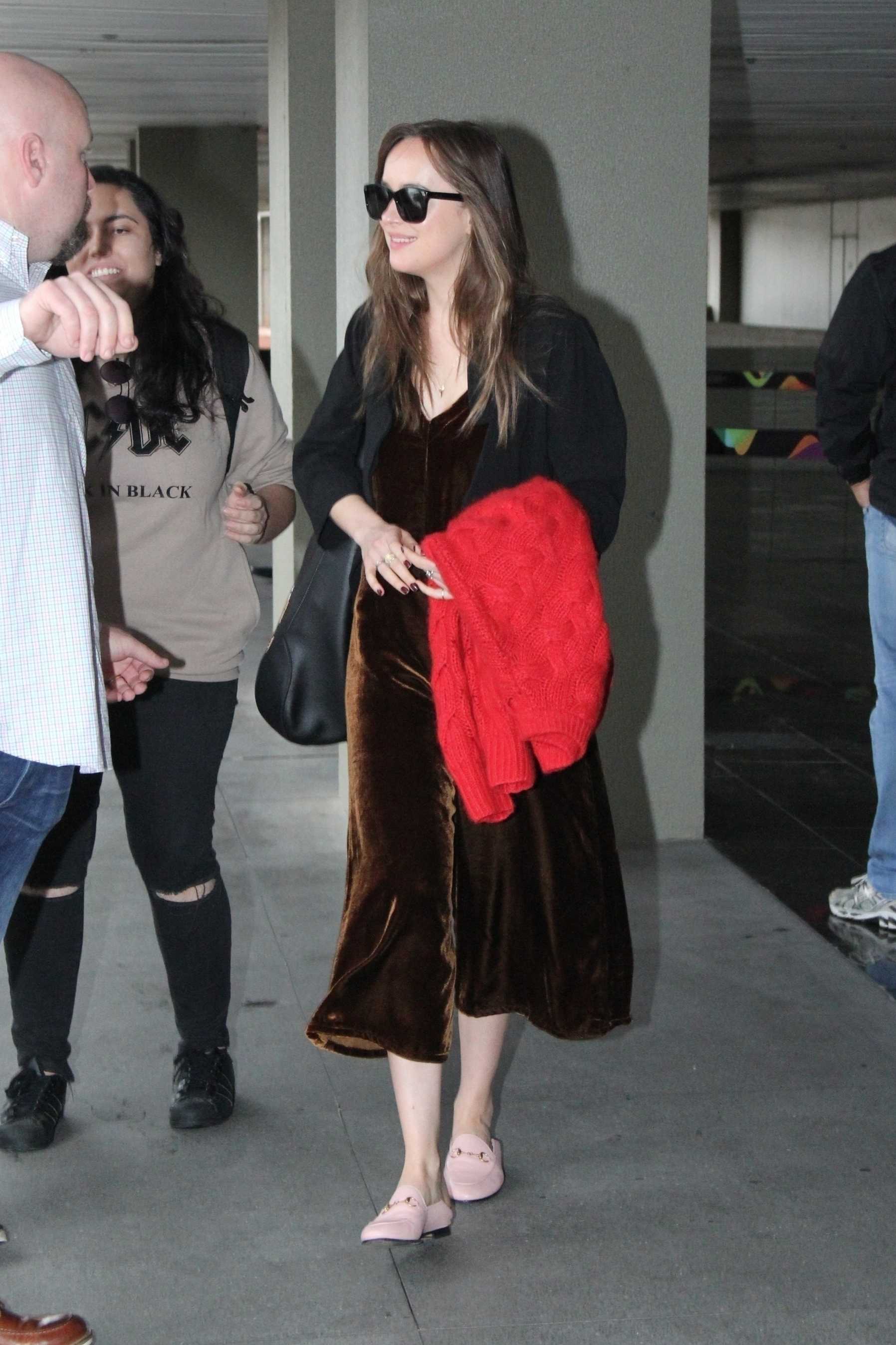 Dakota_Johnson_-_At_Tom_Jobim_International_Airport_in_Rio_de_Janeiro2C_Brazil_on_October_23-06.jpg Dakota_Johnson_-_At_Tom_Jobim_International_Airport_in_Rio_de_Janeiro2C_Brazil_on_October_23-06.jpg