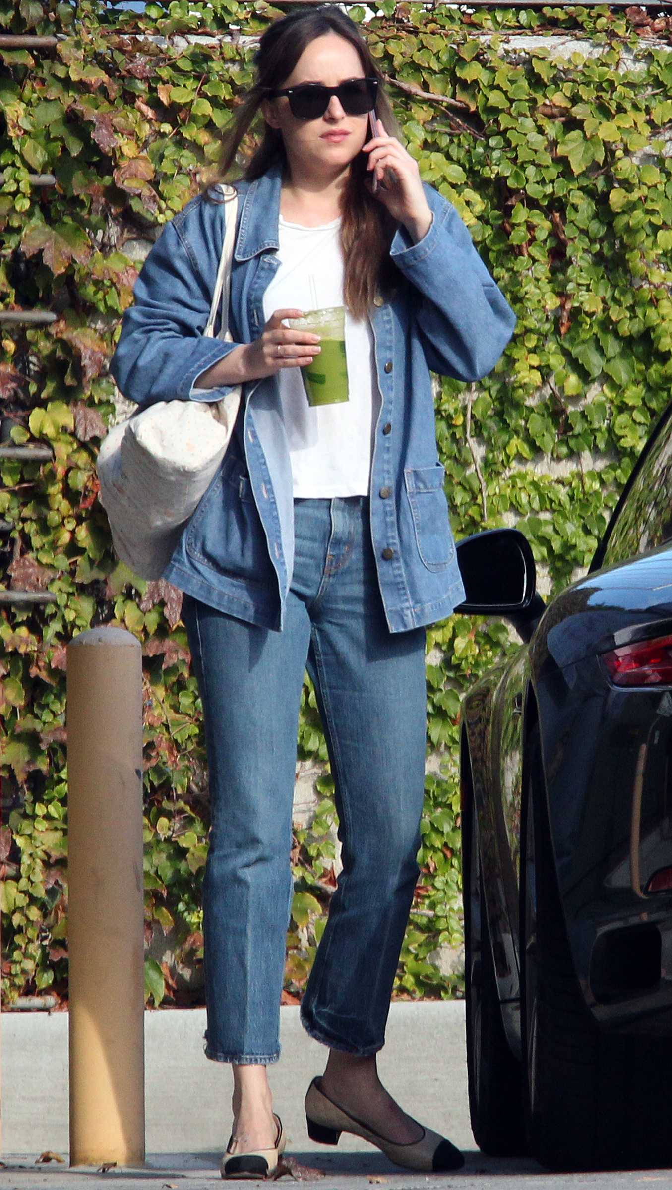 Dakota_Johnson_-_At_dance_studio_in_Hollywood_on_November_7-08.jpg