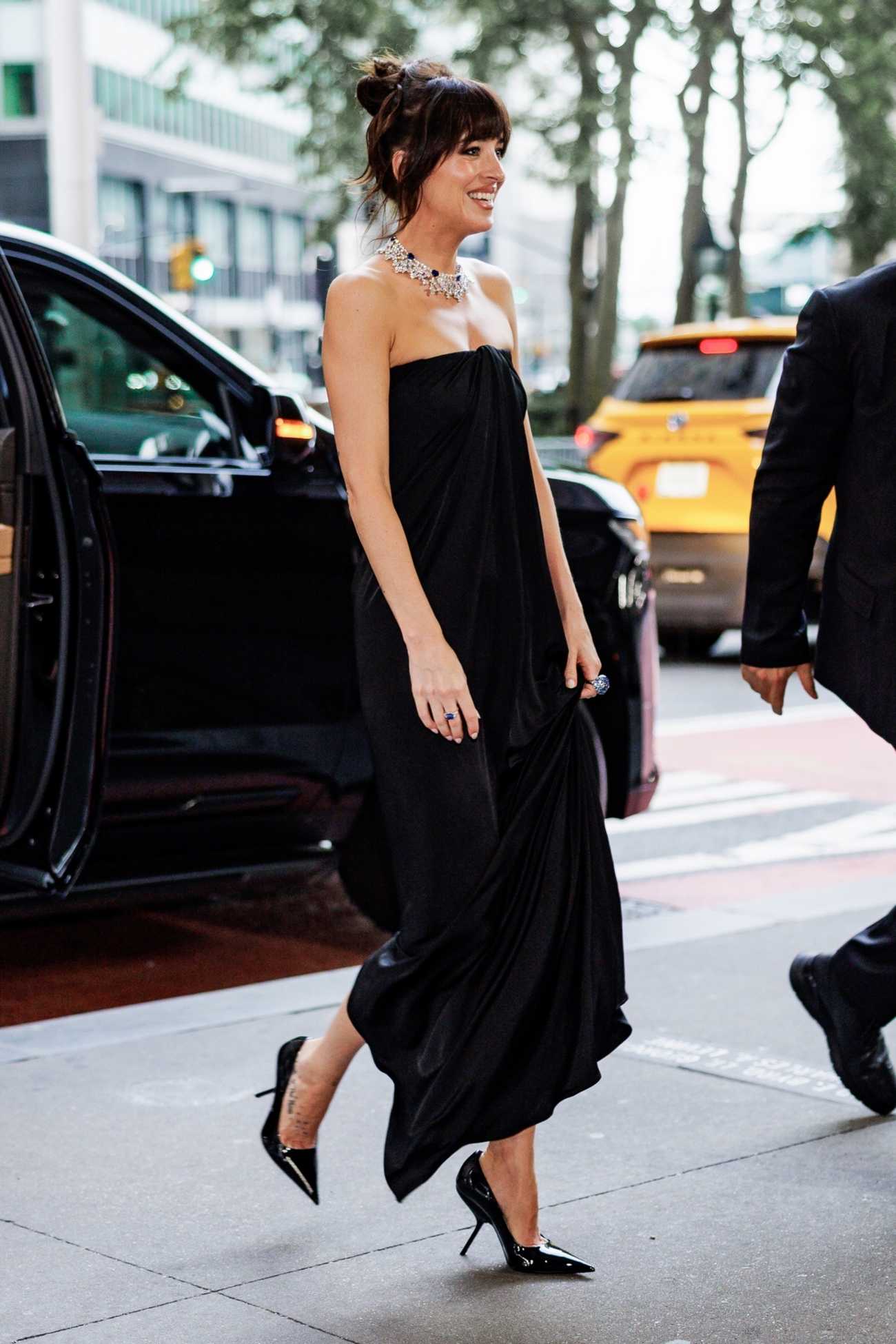 Dakota_Johnson_-_Celebrating_her_global_ambassadorship_for_Roberto_Coin2C_New_York_City_-_May_292C_2025_07.jpg