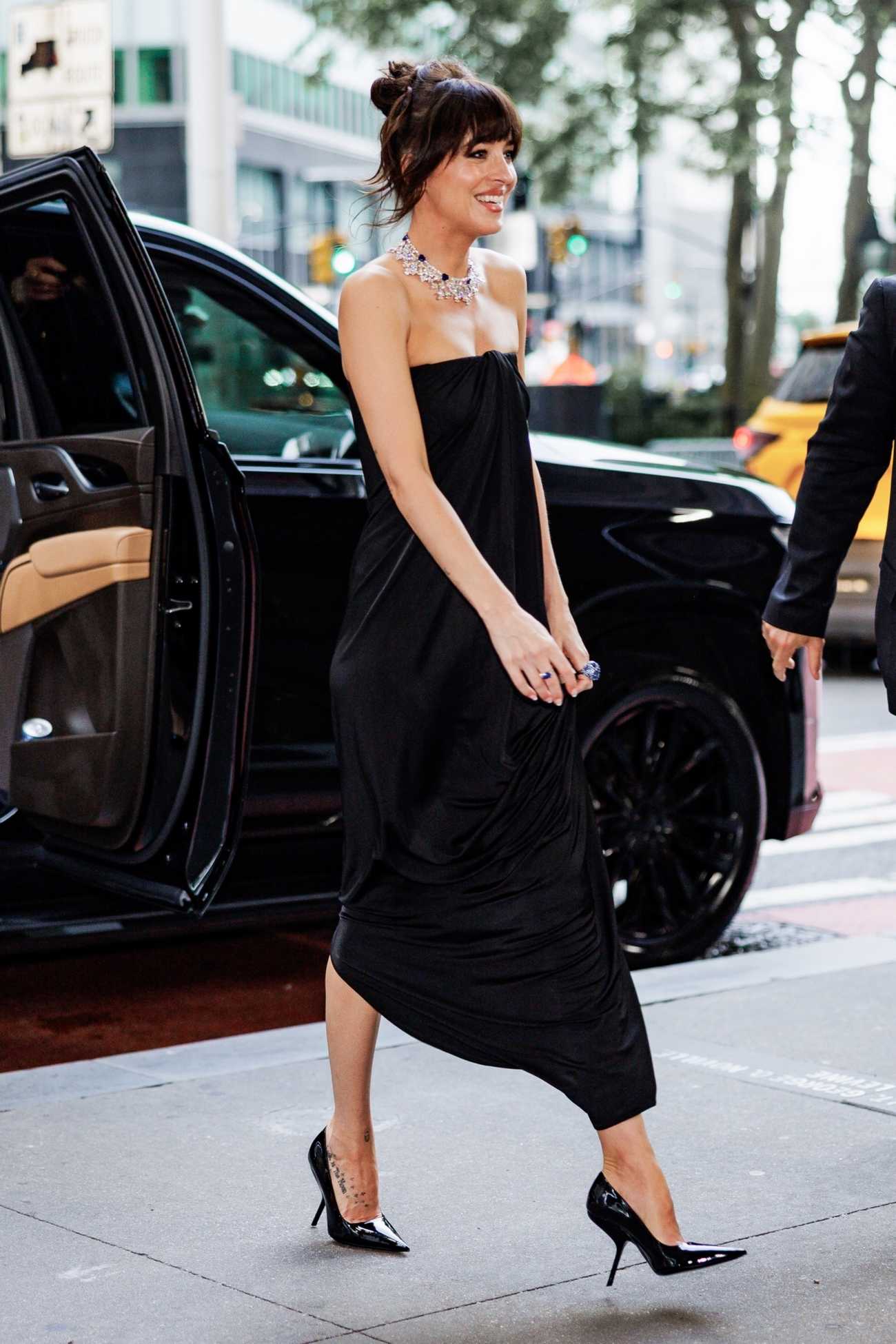 Dakota_Johnson_-_Celebrating_her_global_ambassadorship_for_Roberto_Coin2C_New_York_City_-_May_292C_2025_08.jpg Dakota_Johnson_-_Celebrating_her_global_ambassadorship_for_Roberto_Coin2C_New_York_City_-_May_292C_2025_08.jpg