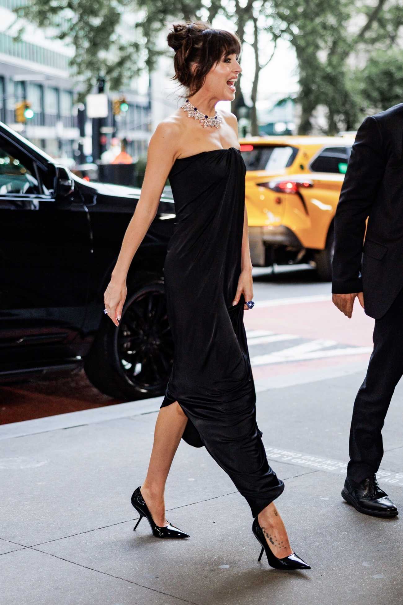 Dakota_Johnson_-_Celebrating_her_global_ambassadorship_for_Roberto_Coin2C_New_York_City_-_May_292C_2025_09.jpg