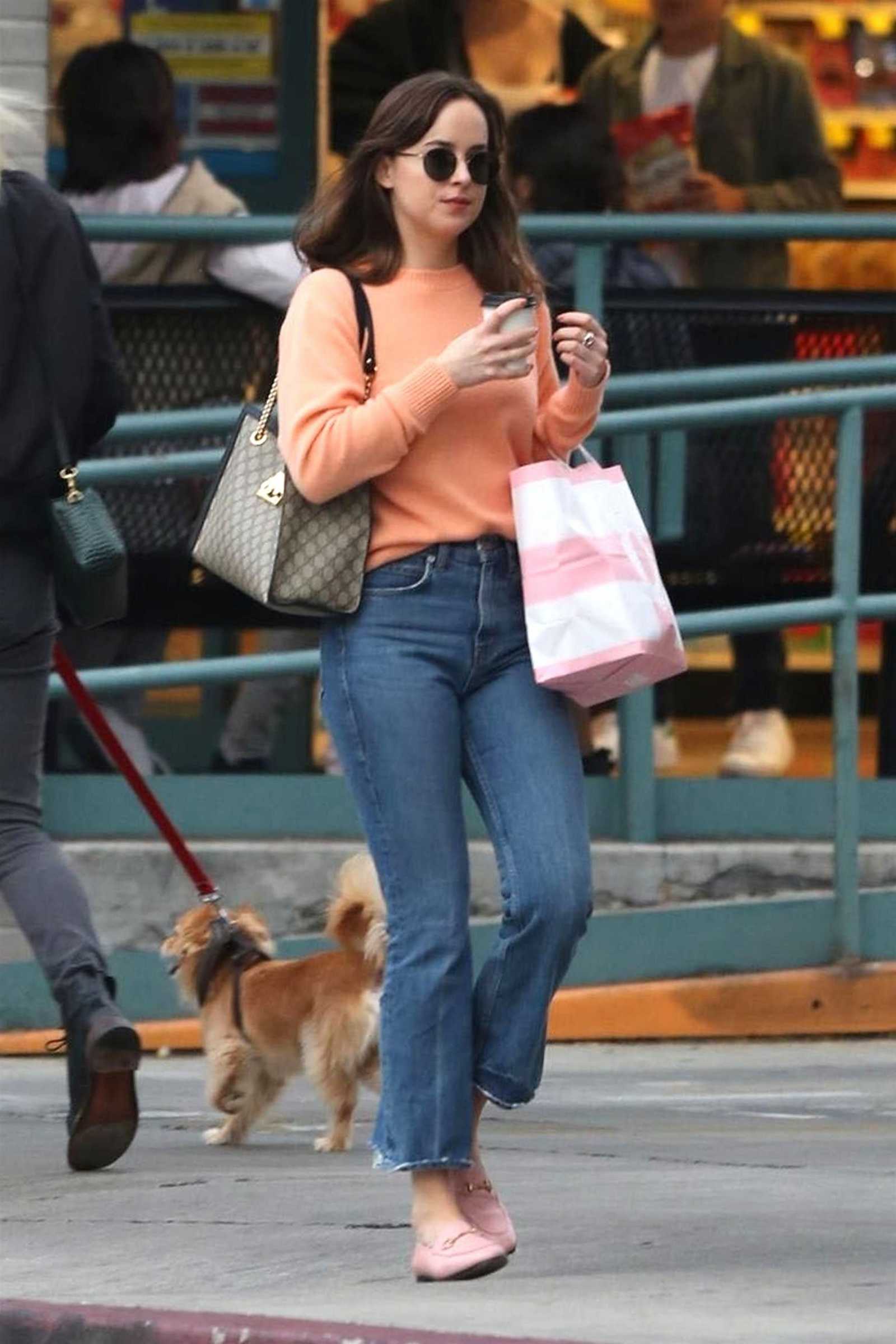 Dakota_Johnson_-_Drinks_coffee_while_out_in_LA_on_November_12-01.jpg