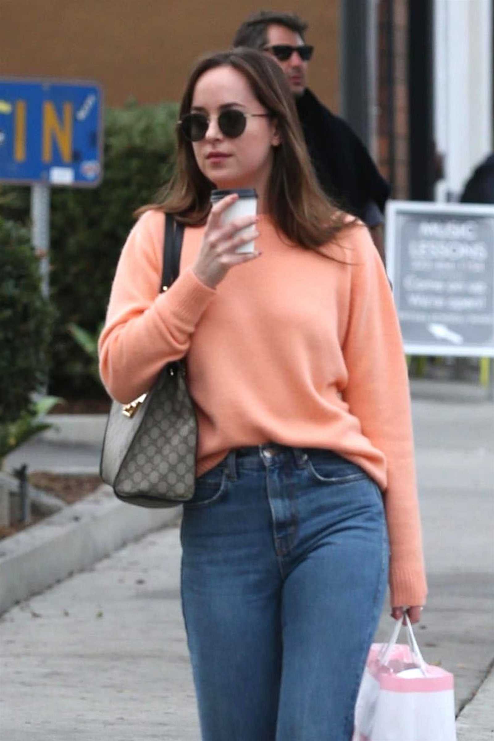 Dakota_Johnson_-_Drinks_coffee_while_out_in_LA_on_November_12-02.jpg