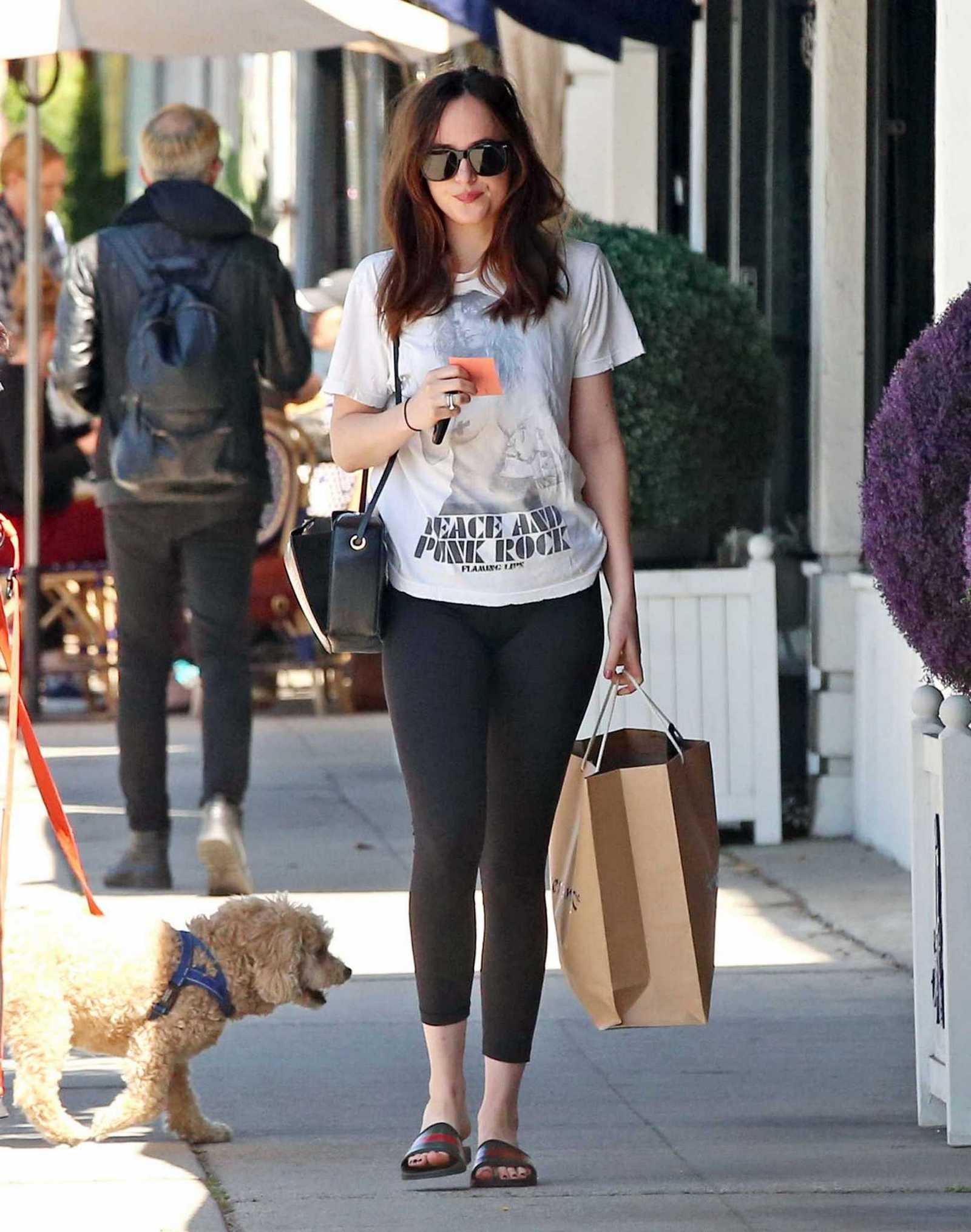 Dakota_Johnson_-_Enjoys_some_solo_shopping_in_Los_Angeles2C_California_on_March_27-04.jpg