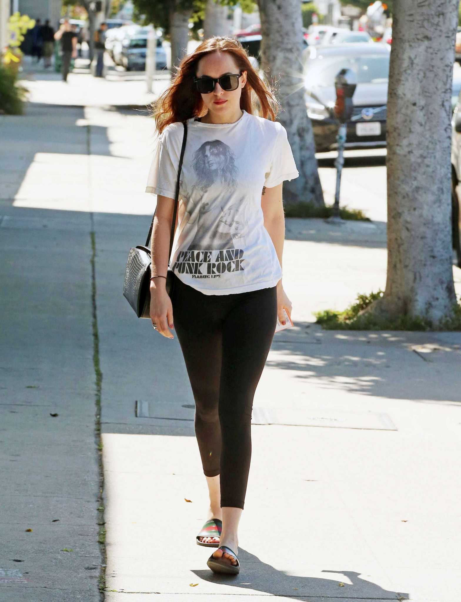 Dakota_Johnson_-_Enjoys_some_solo_shopping_in_Los_Angeles2C_California_on_March_27-09.jpg