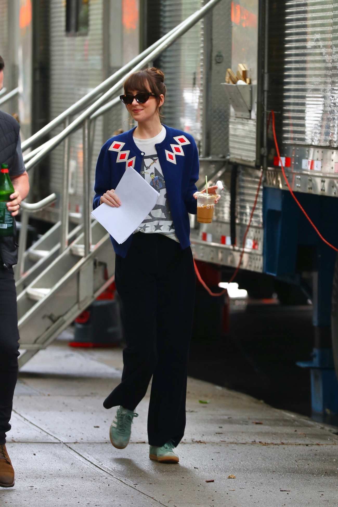 Dakota_Johnson_-_Filming_22Materialists22_in_Chelsea_06062024_01.jpg
