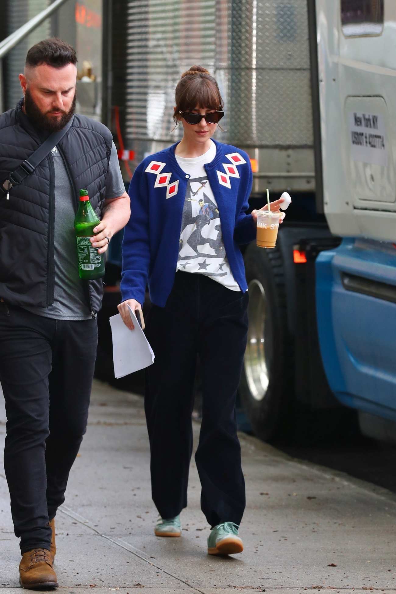 Dakota_Johnson_-_Filming_22Materialists22_in_Chelsea_06062024_02.jpg