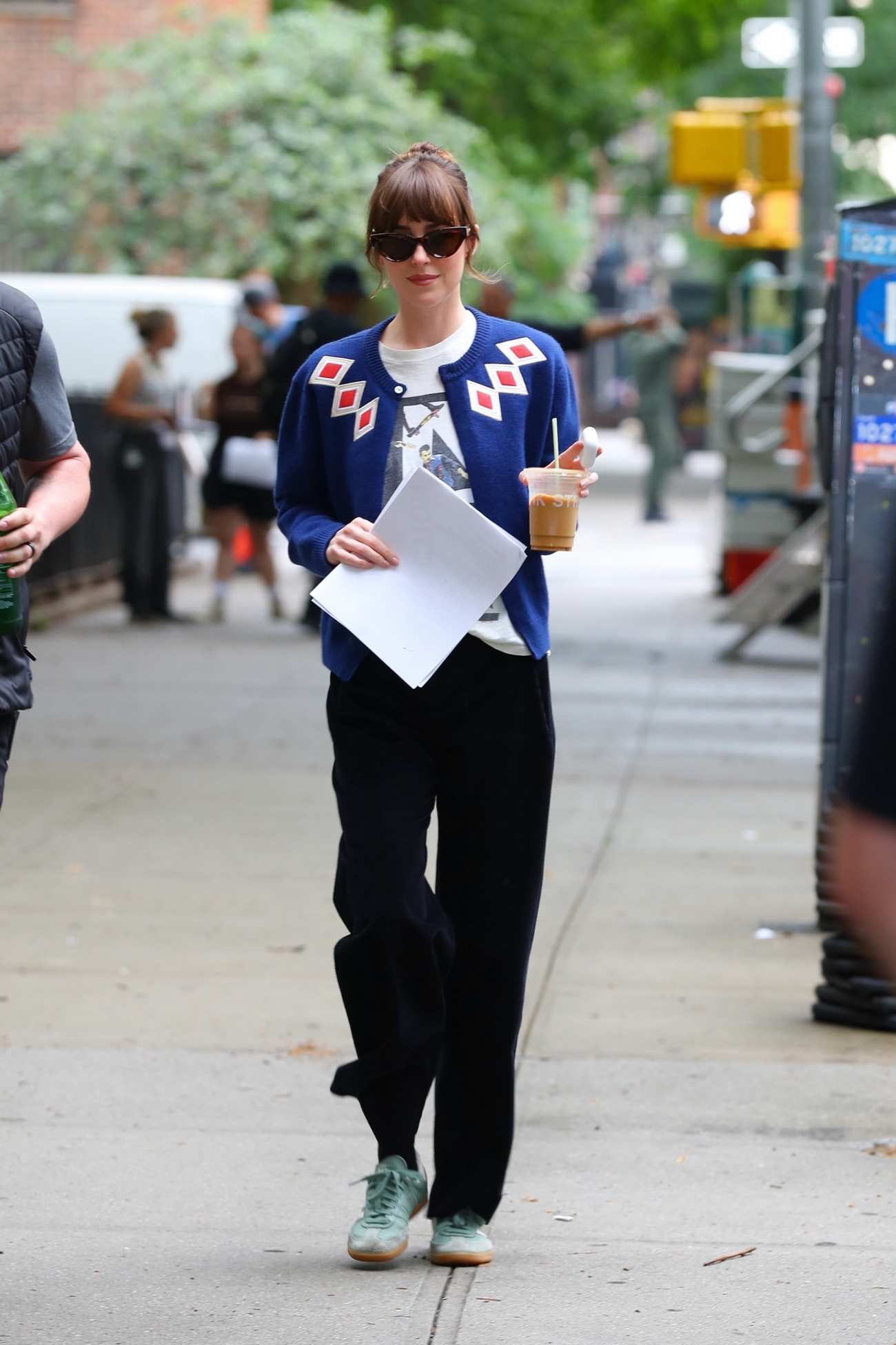 Dakota_Johnson_-_Filming_22Materialists22_in_Chelsea_06062024_03.jpg