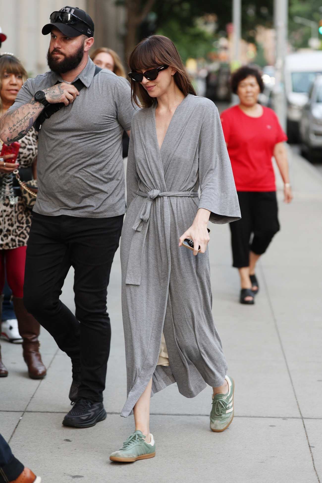 Dakota_Johnson_-_Filming__Materialists__in_New_York_06042024_02.jpg