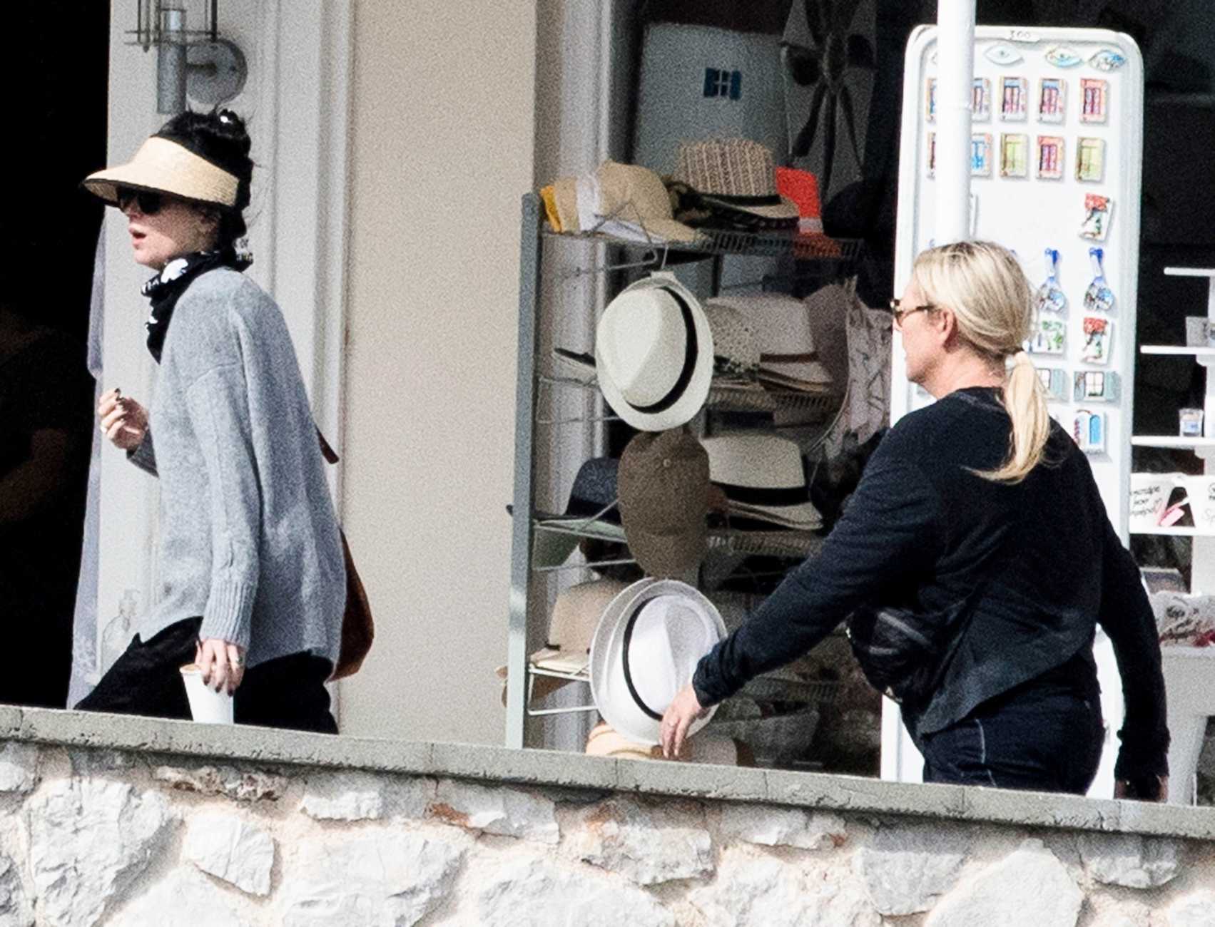Dakota_Johnson_-_Films__The_Lost_Daughter__in_Greece_10_30_2020-09.jpg Dakota_Johnson_-_Films__The_Lost_Daughter__in_Greece_10_30_2020-09.jpg