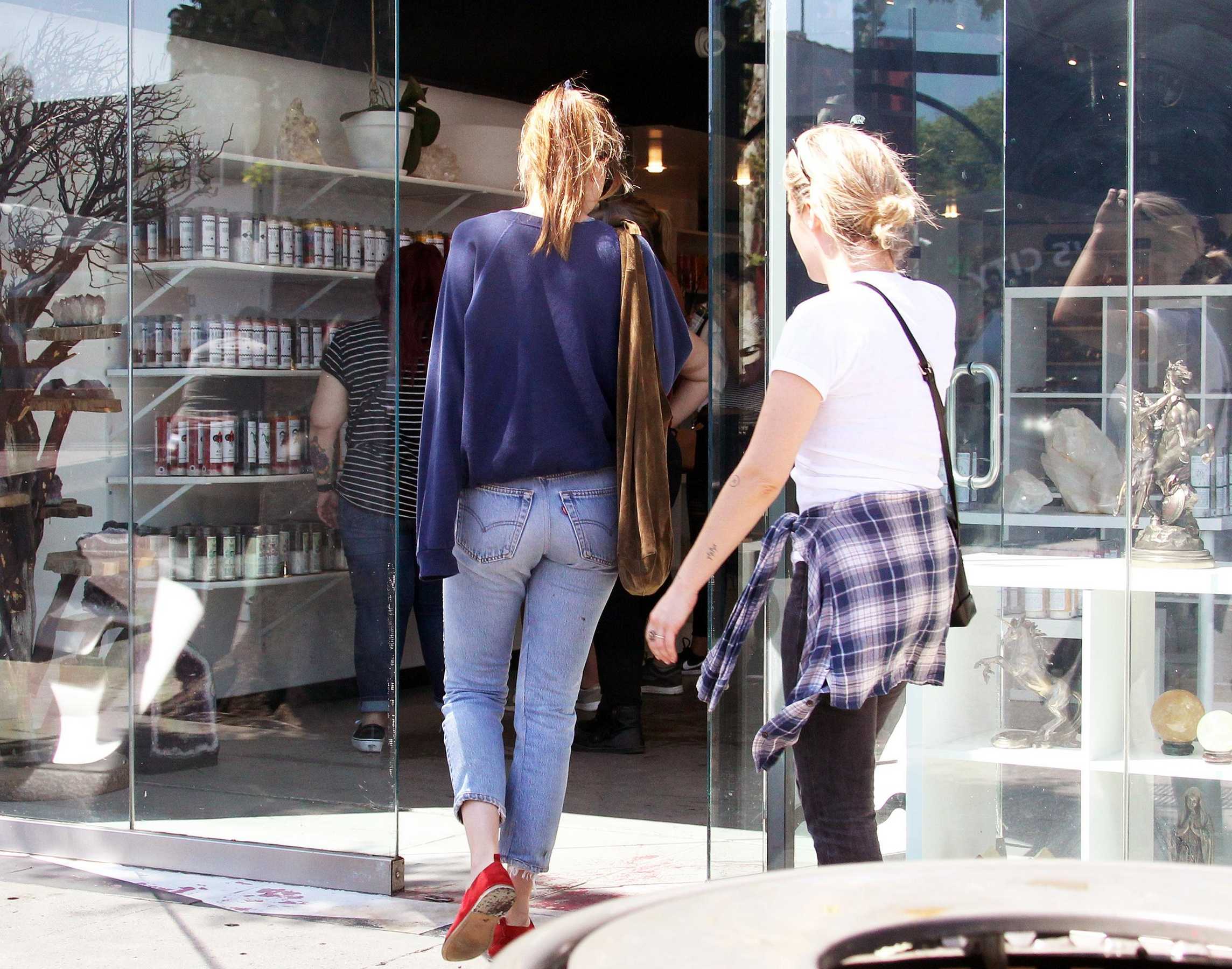 Dakota_Johnson_-_Goes_for_lunch_and_shopping_in_Los_Angeles_on_August_22-03.jpg