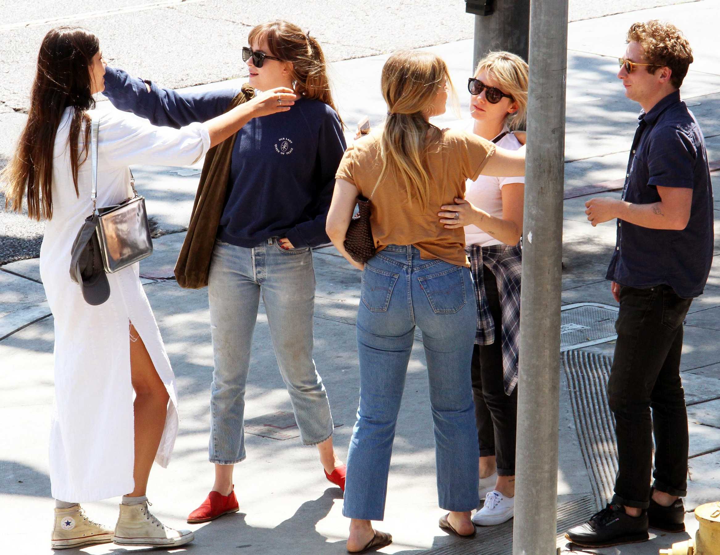 Dakota_Johnson_-_Goes_for_lunch_and_shopping_in_Los_Angeles_on_August_22-08.jpg