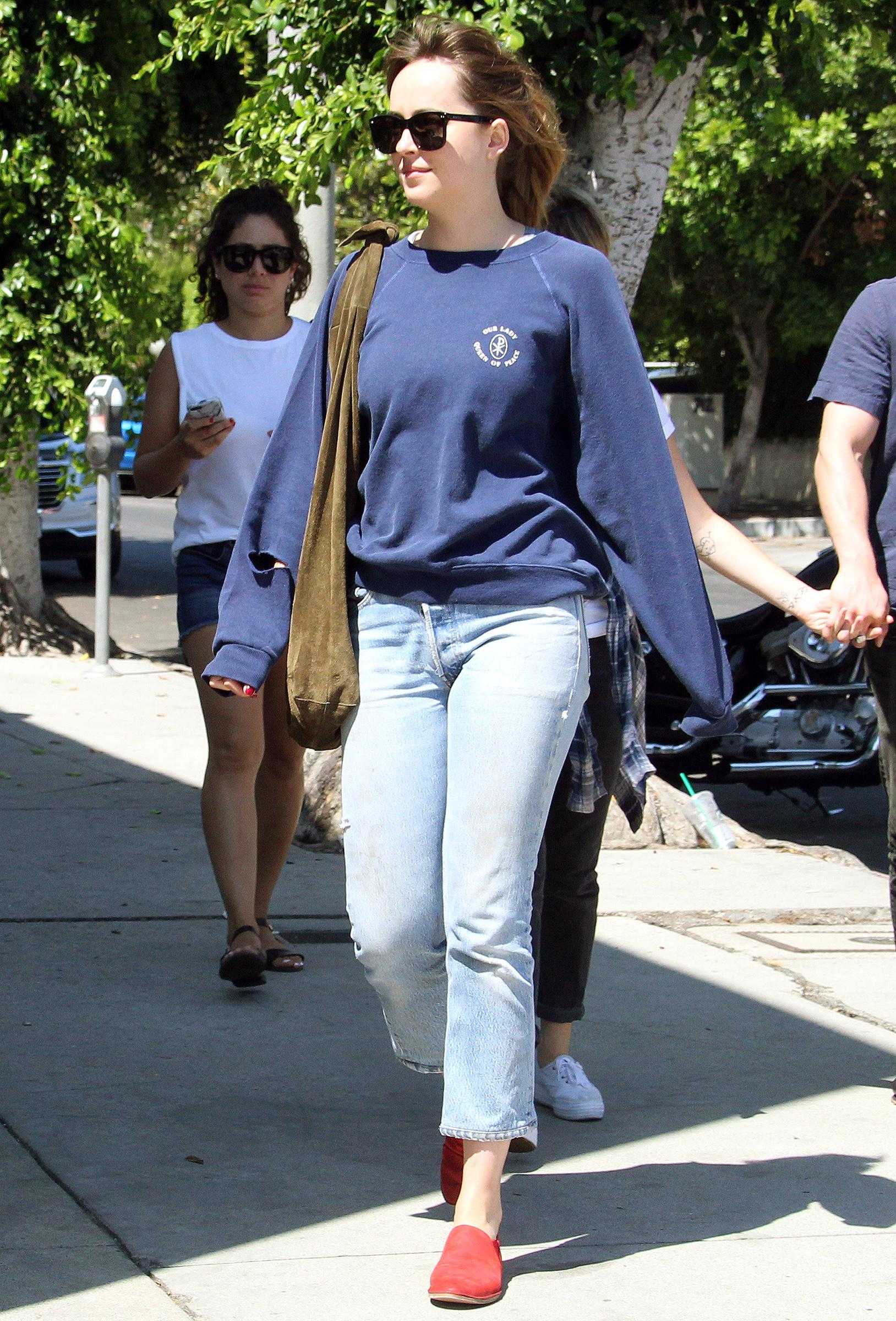 Dakota_Johnson_-_Goes_for_lunch_and_shopping_in_Los_Angeles_on_August_22-09.jpg