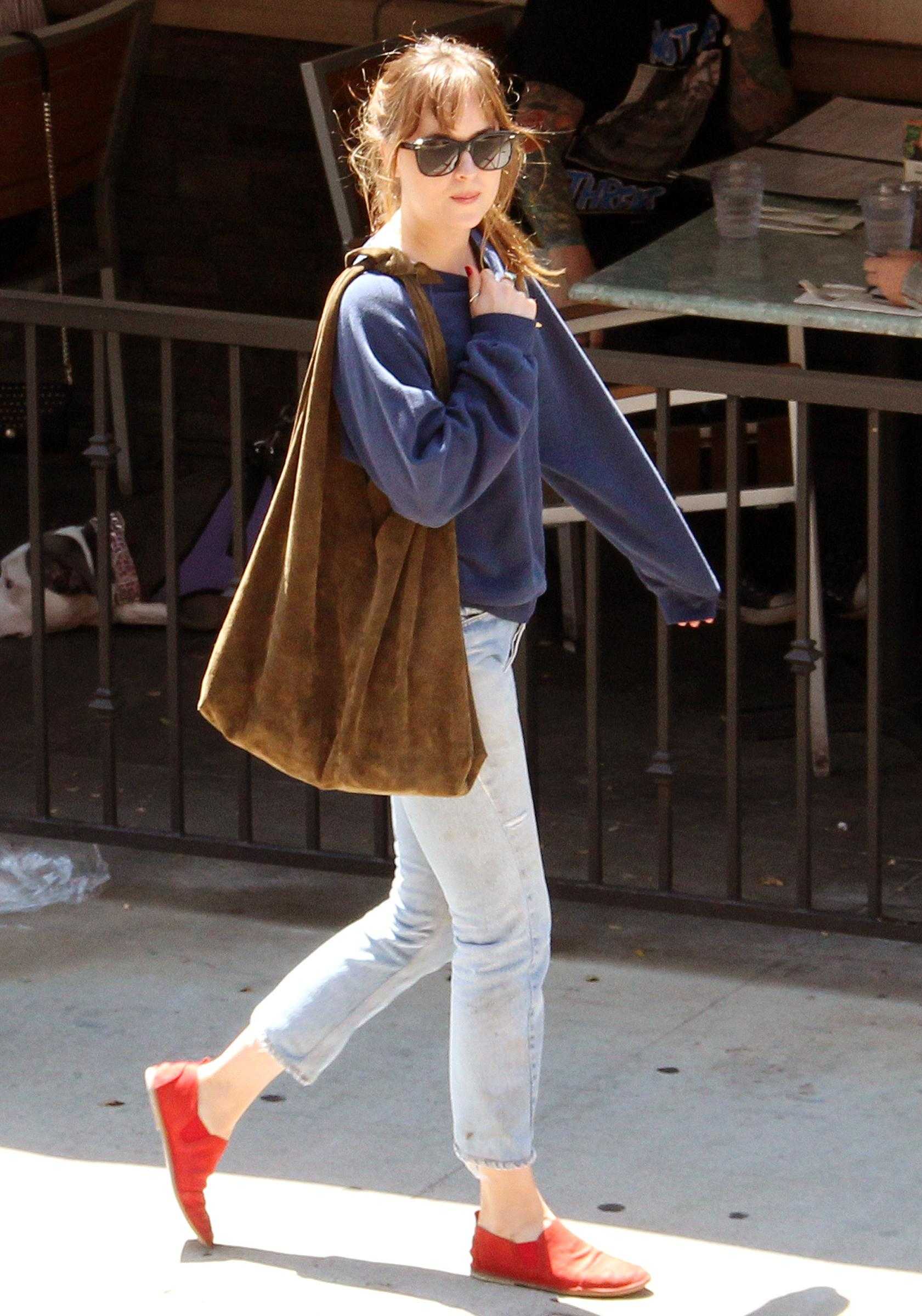 Dakota_Johnson_-_Goes_for_lunch_and_shopping_in_Los_Angeles_on_August_22-17.jpg