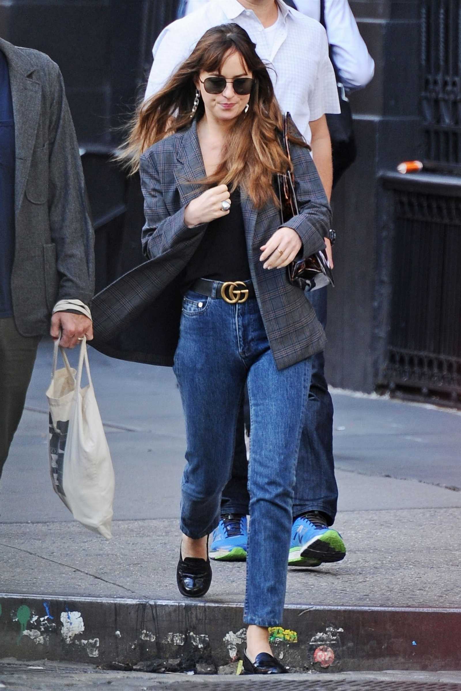 Dakota_Johnson_-_Grabs_an_iced_coffee_and_enjoys_a_day_of_shopping_with_some_friends_in_NYC_September_272C_2018-04.jpg Dakota_Johnson_-_Grabs_an_iced_coffee_and_enjoys_a_day_of_shopping_with_some_friends_in_NYC_September_272C_2018-04.jpg
