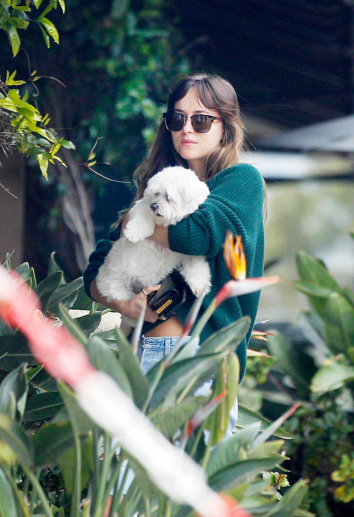 Dakota_Johnson_-_Grabs_some_ice_coffee_and_drinks_with_Apple_Martin_in_Malibu_-_May_4-03.jpg