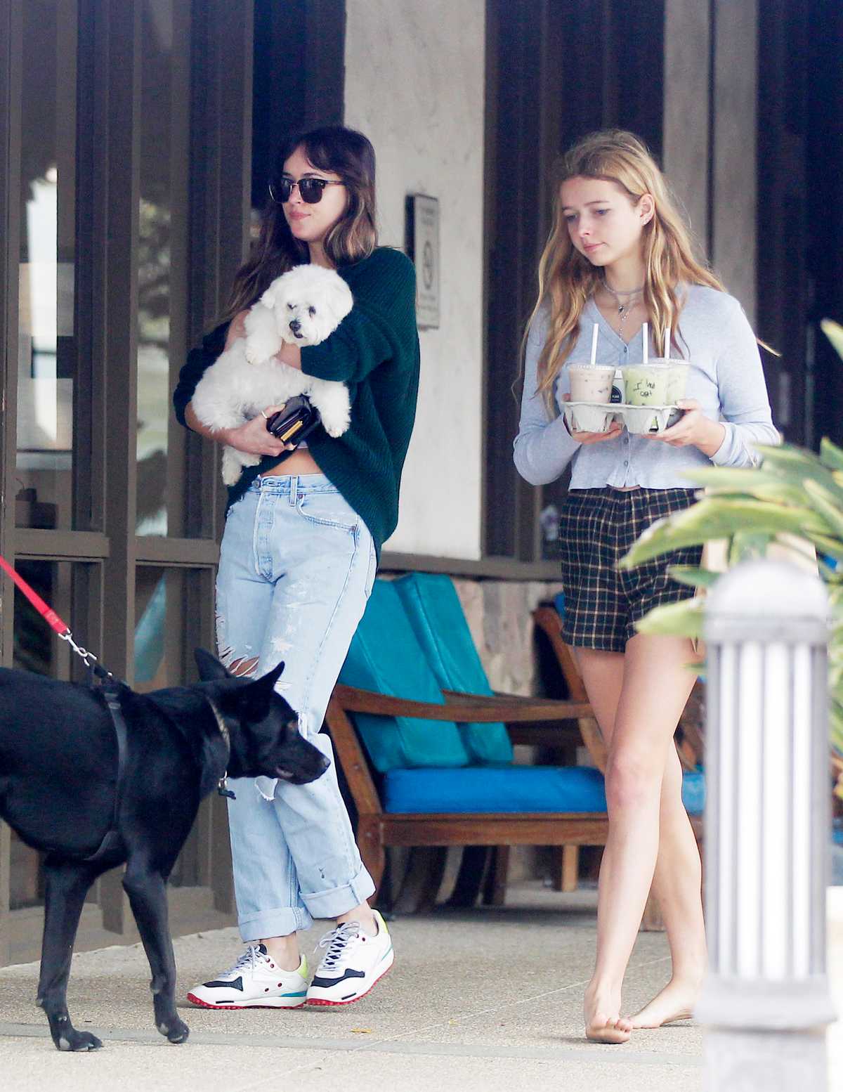 Dakota_Johnson_-_Grabs_some_ice_coffee_and_drinks_with_Apple_Martin_in_Malibu_-_May_4-04.jpg