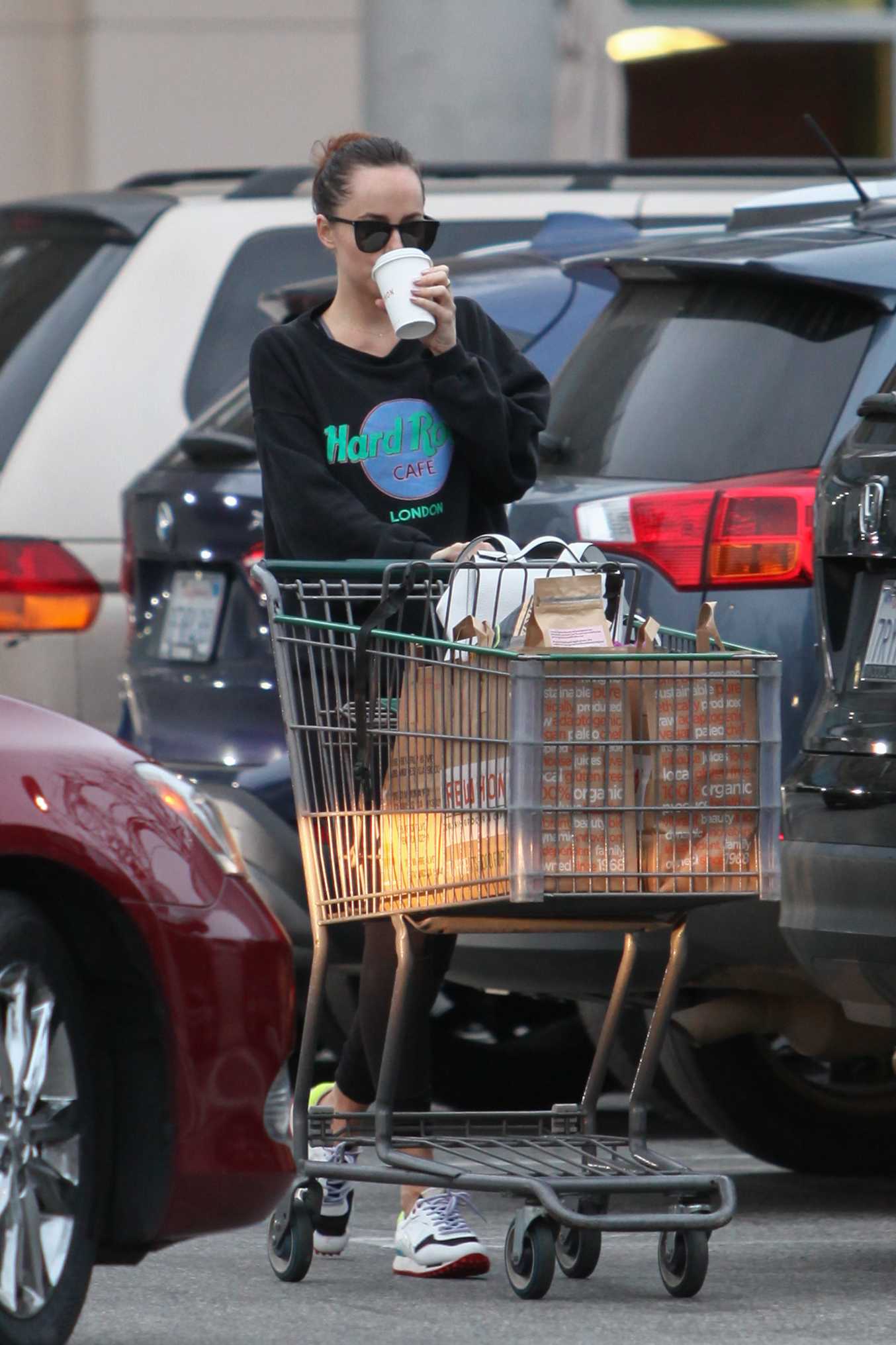 Dakota_Johnson_-_Grocery_shopping_in_Los_Angeles_yesterday_February_1-02.jpg Dakota_Johnson_-_Grocery_shopping_in_Los_Angeles_yesterday_February_1-02.jpg