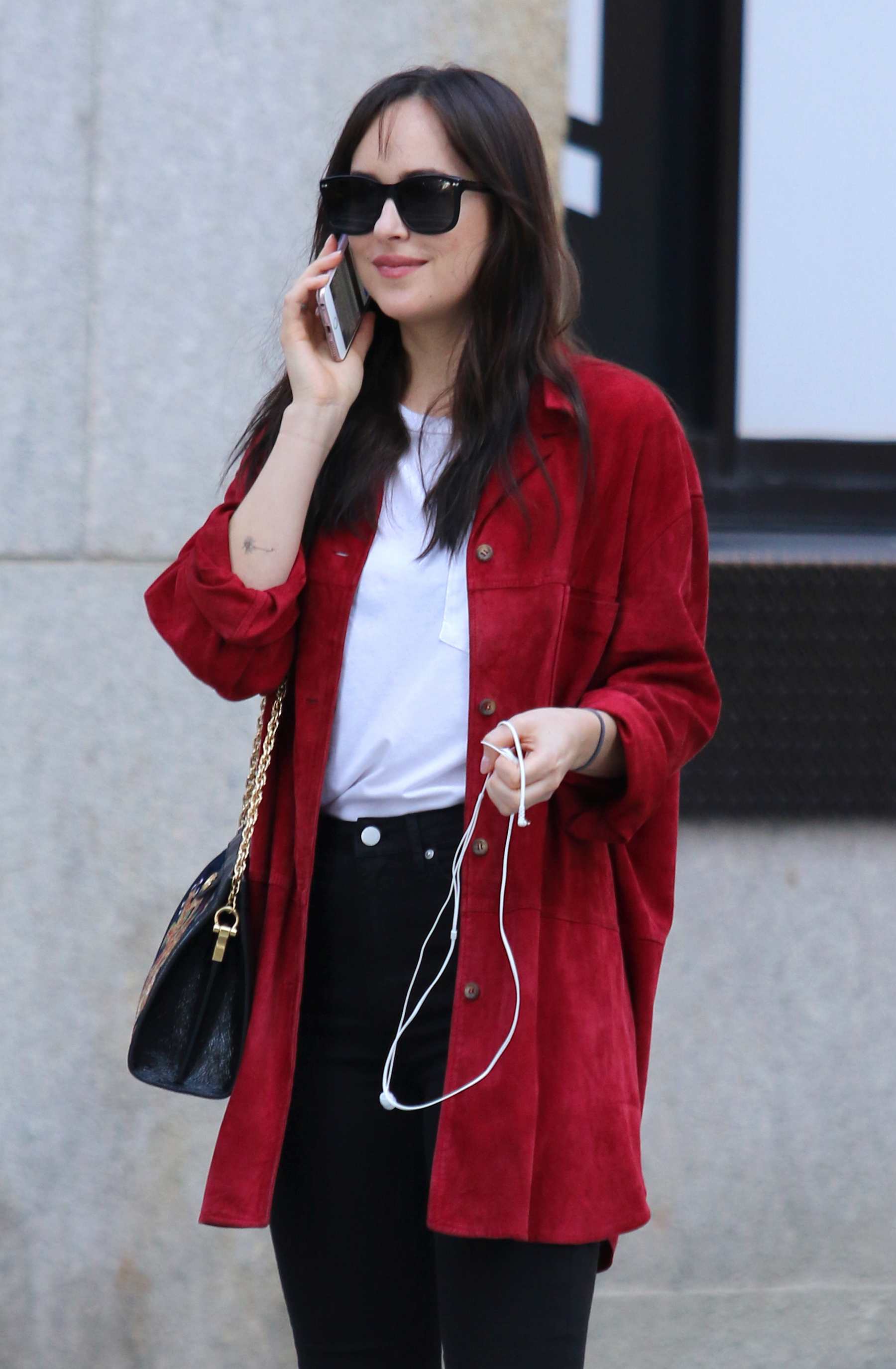 Dakota_Johnson_-_Hails_a_taxi_on_her_birthday_in_NYC_October_42C_2017-01.jpg Dakota_Johnson_-_Hails_a_taxi_on_her_birthday_in_NYC_October_42C_2017-01.jpg