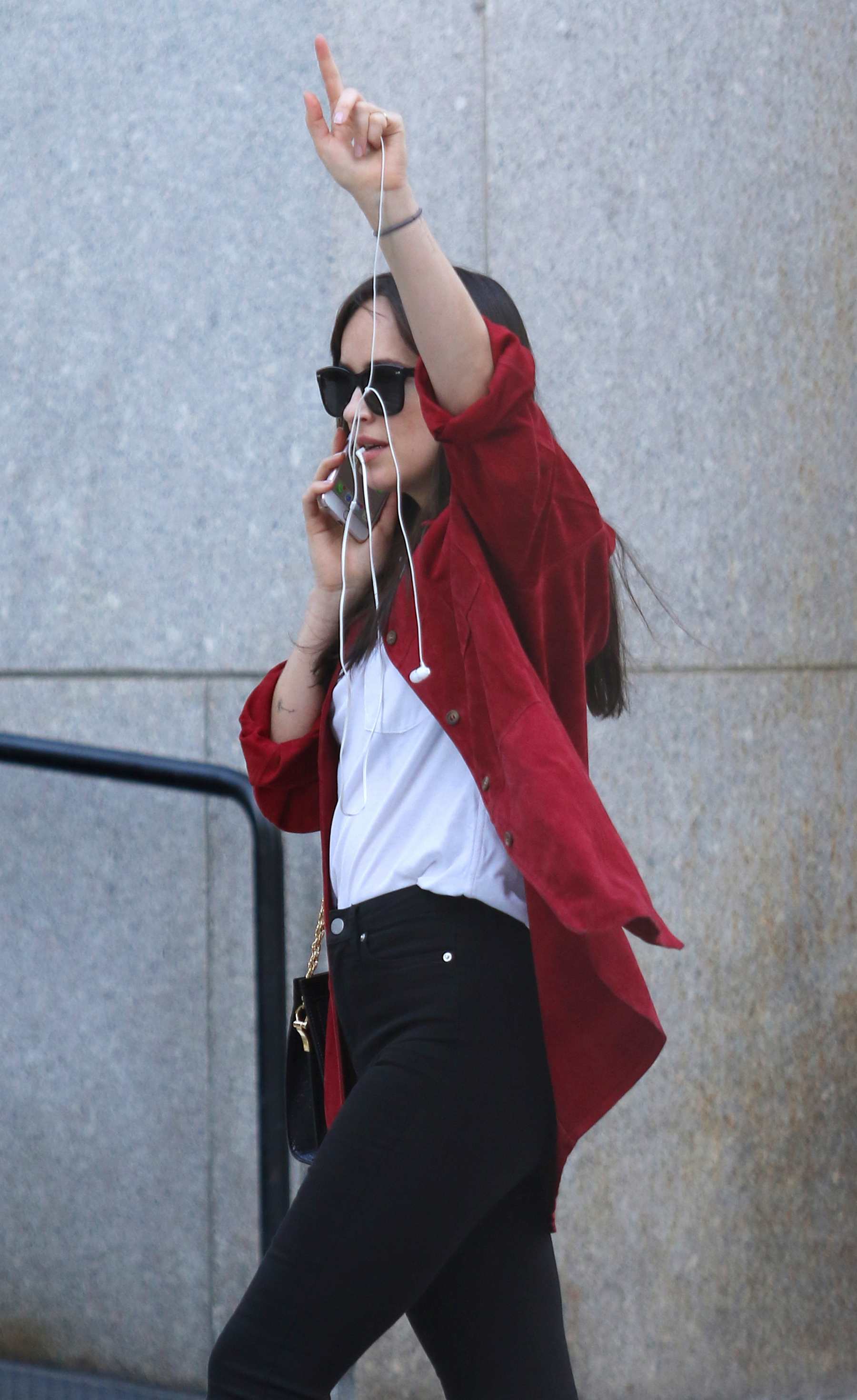 Dakota_Johnson_-_Hails_a_taxi_on_her_birthday_in_NYC_October_42C_2017-03.jpg