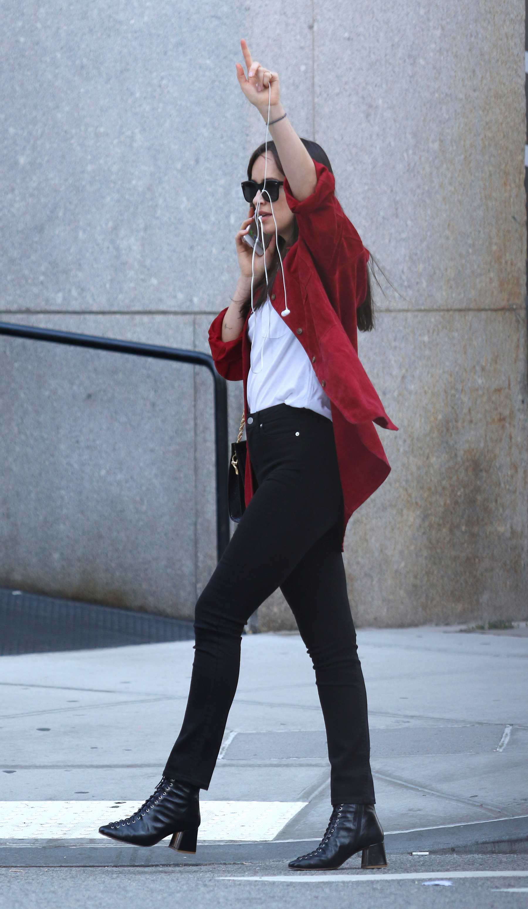 Dakota_Johnson_-_Hails_a_taxi_on_her_birthday_in_NYC_October_42C_2017-05.jpg Dakota_Johnson_-_Hails_a_taxi_on_her_birthday_in_NYC_October_42C_2017-05.jpg