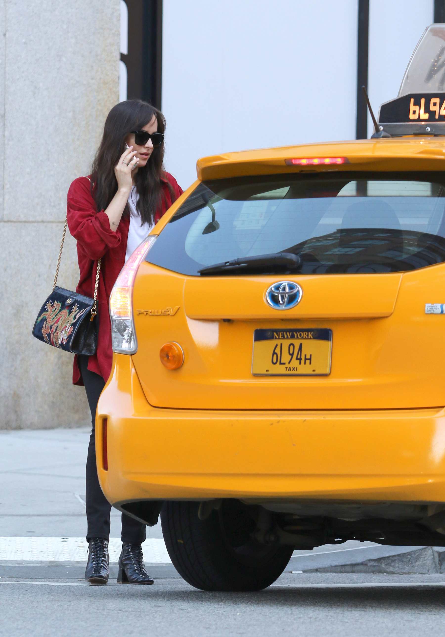 Dakota_Johnson_-_Hails_a_taxi_on_her_birthday_in_NYC_October_42C_2017-06.jpg