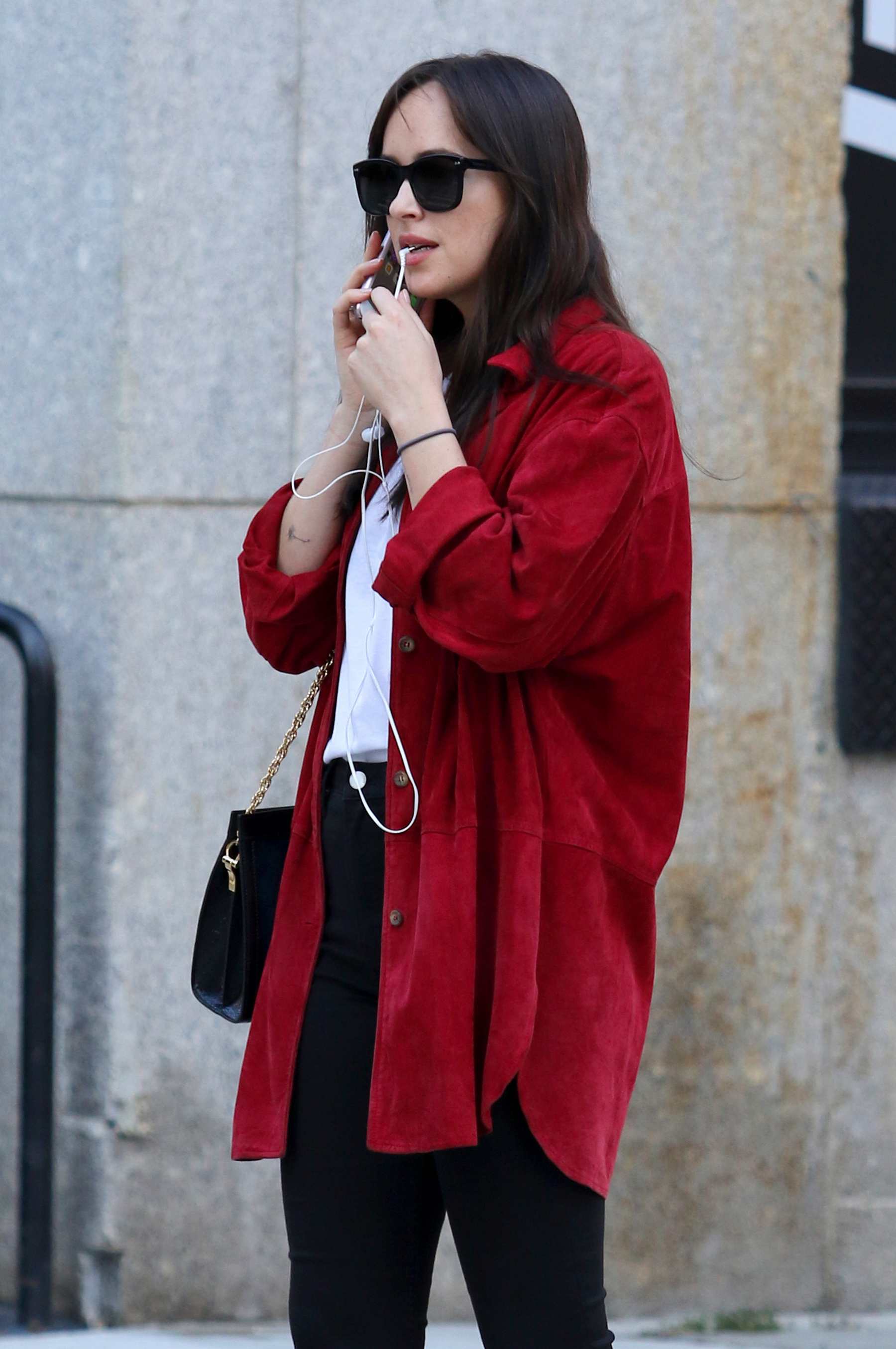 Dakota_Johnson_-_Hails_a_taxi_on_her_birthday_in_NYC_October_42C_2017-10.jpg Dakota_Johnson_-_Hails_a_taxi_on_her_birthday_in_NYC_October_42C_2017-10.jpg