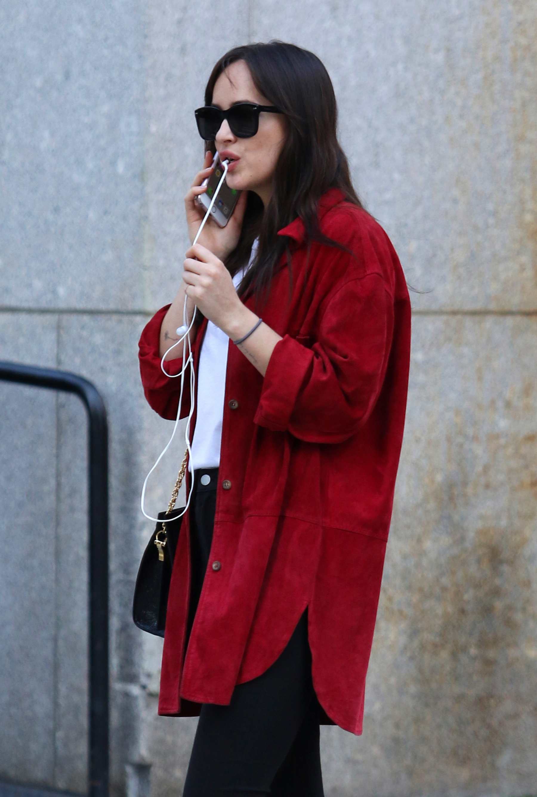 Dakota_Johnson_-_Hails_a_taxi_on_her_birthday_in_NYC_October_42C_2017-11.jpg