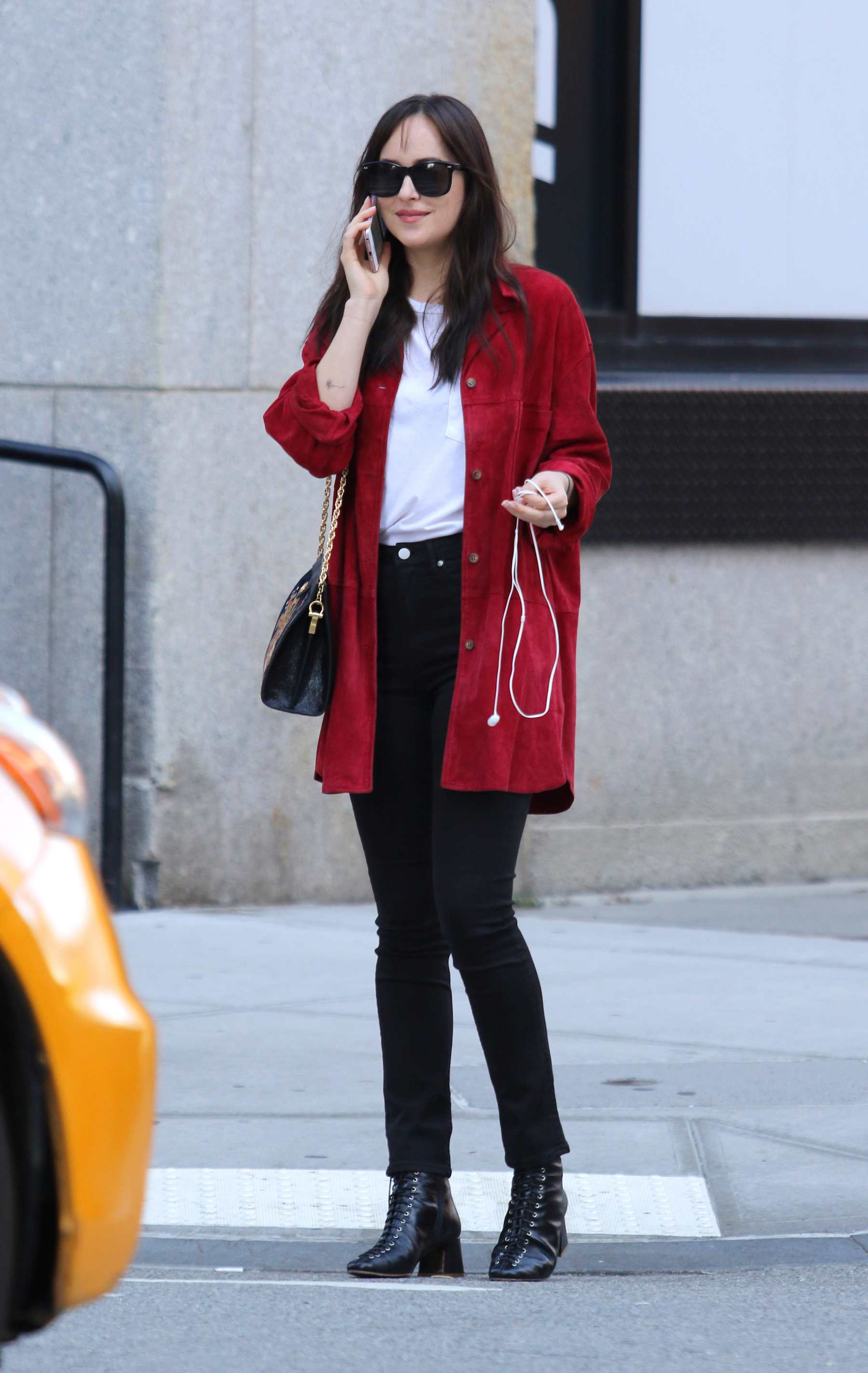 Dakota_Johnson_-_Hails_a_taxi_on_her_birthday_in_NYC_October_42C_2017-12.jpg