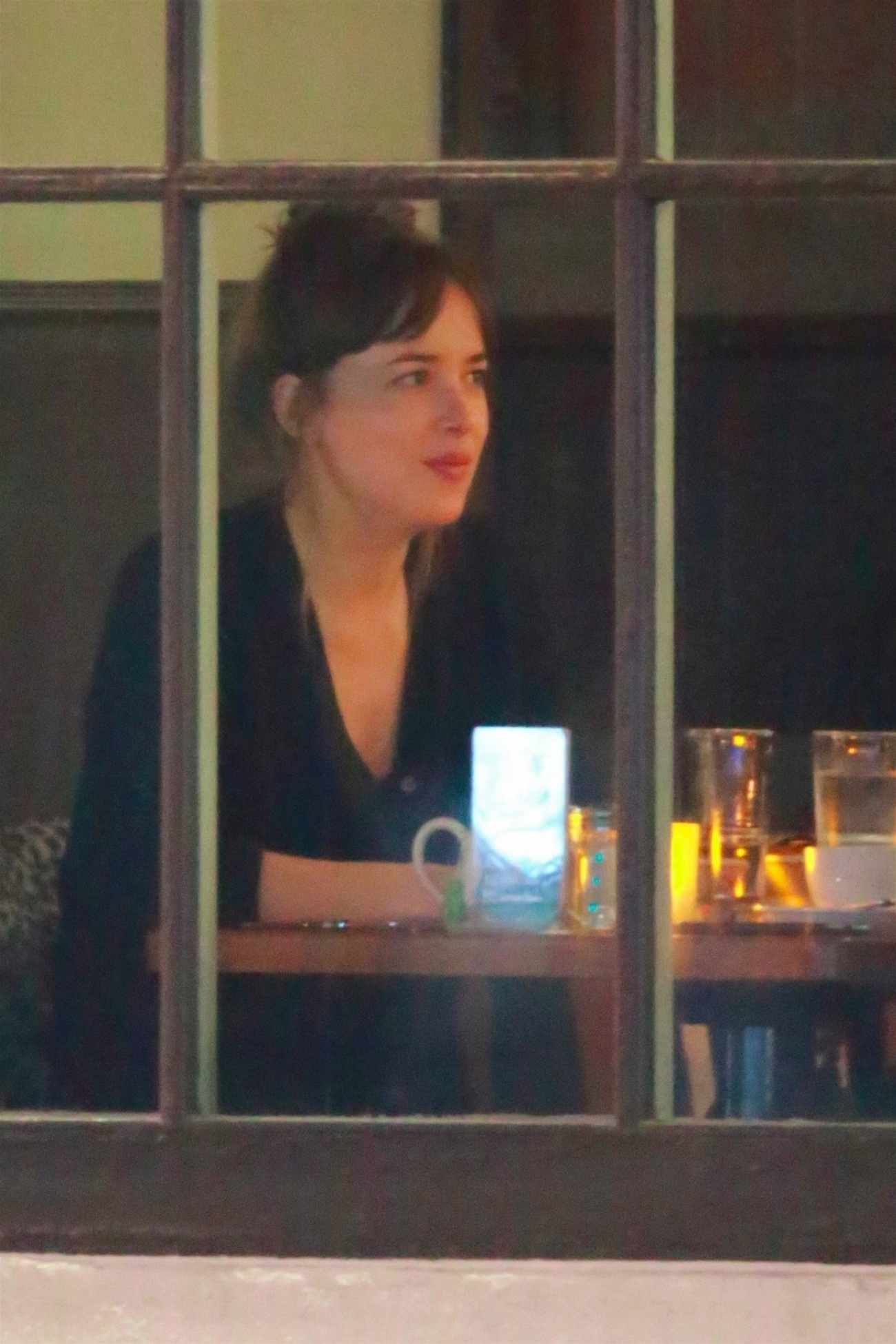 Dakota_Johnson_-_Having_lunch_with_a_friend_at_Hugo_s_Cafe_in_Canyon_Country_-_January_1900001.jpg