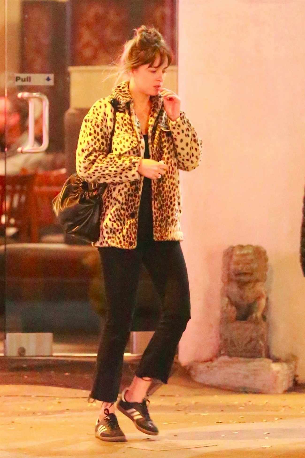 Dakota_Johnson_-_Having_lunch_with_a_friend_at_Hugo_s_Cafe_in_Canyon_Country_-_January_1900003.jpg Dakota_Johnson_-_Having_lunch_with_a_friend_at_Hugo_s_Cafe_in_Canyon_Country_-_January_1900003.jpg