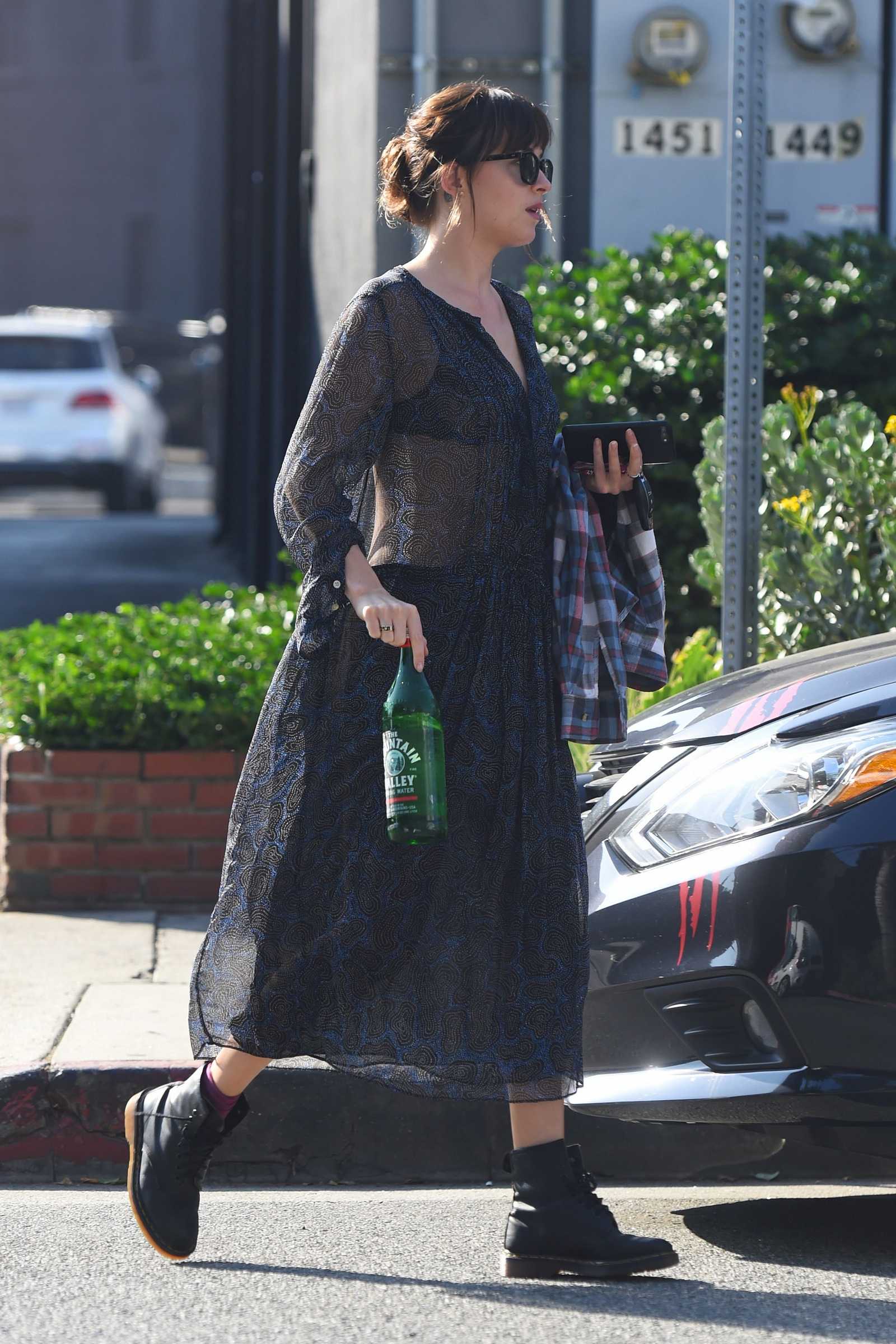 Dakota_Johnson_-_In_Hollywood_-_October_252C_2018-01.jpg Dakota_Johnson_-_In_Hollywood_-_October_252C_2018-01.jpg