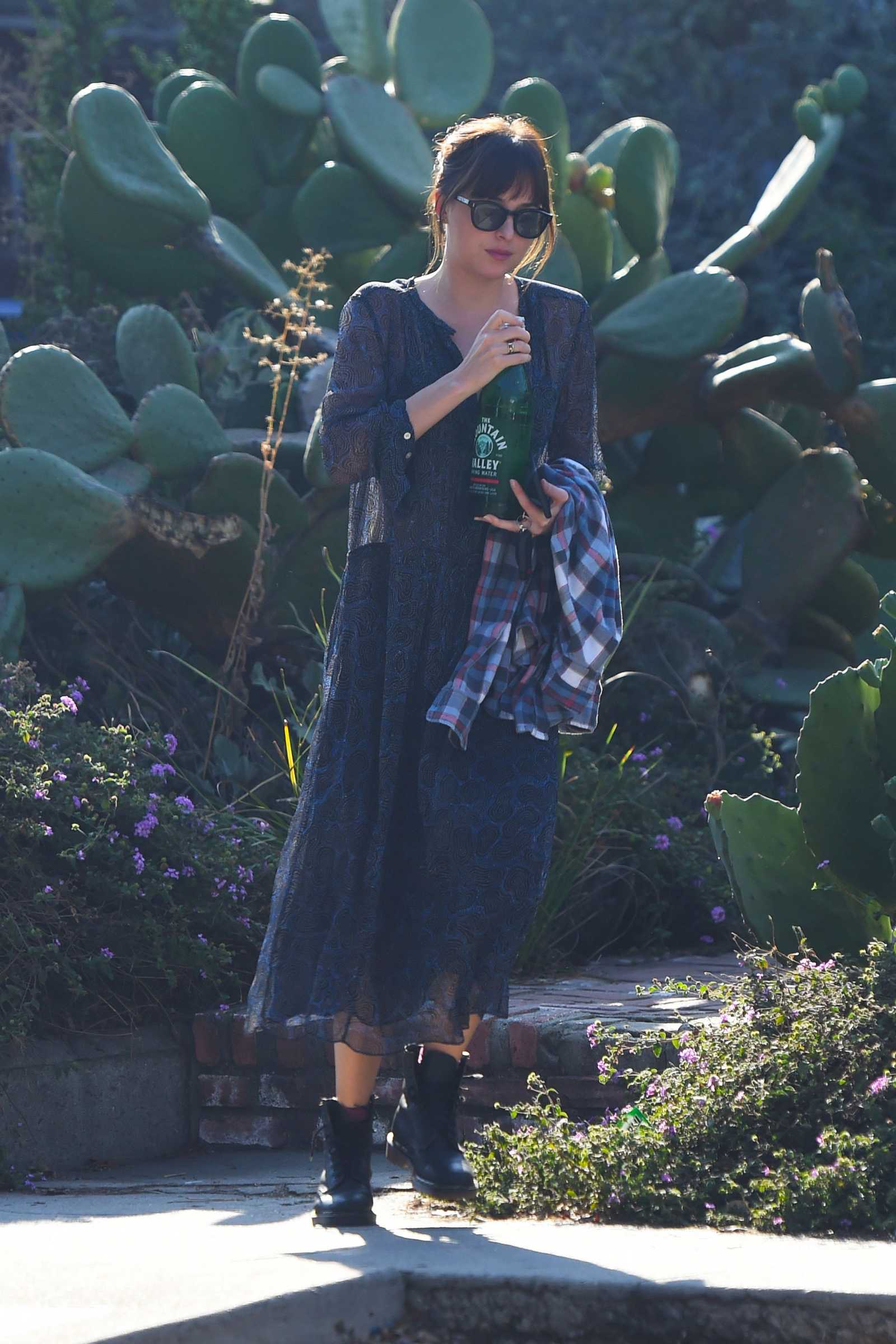 Dakota_Johnson_-_In_Hollywood_-_October_252C_2018-05.jpg Dakota_Johnson_-_In_Hollywood_-_October_252C_2018-05.jpg